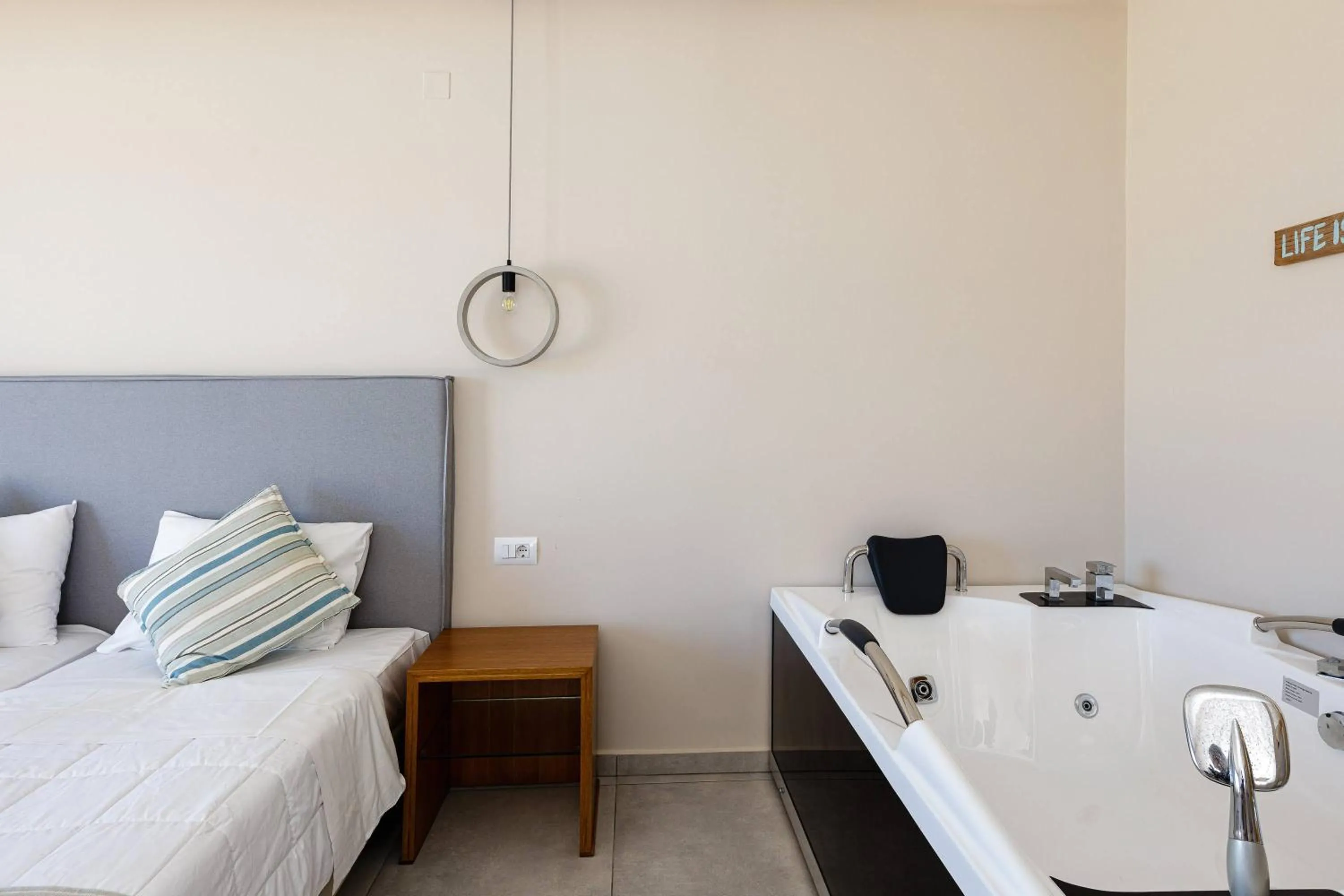 Hot Tub, Bed in Theo Star Beach Hotel