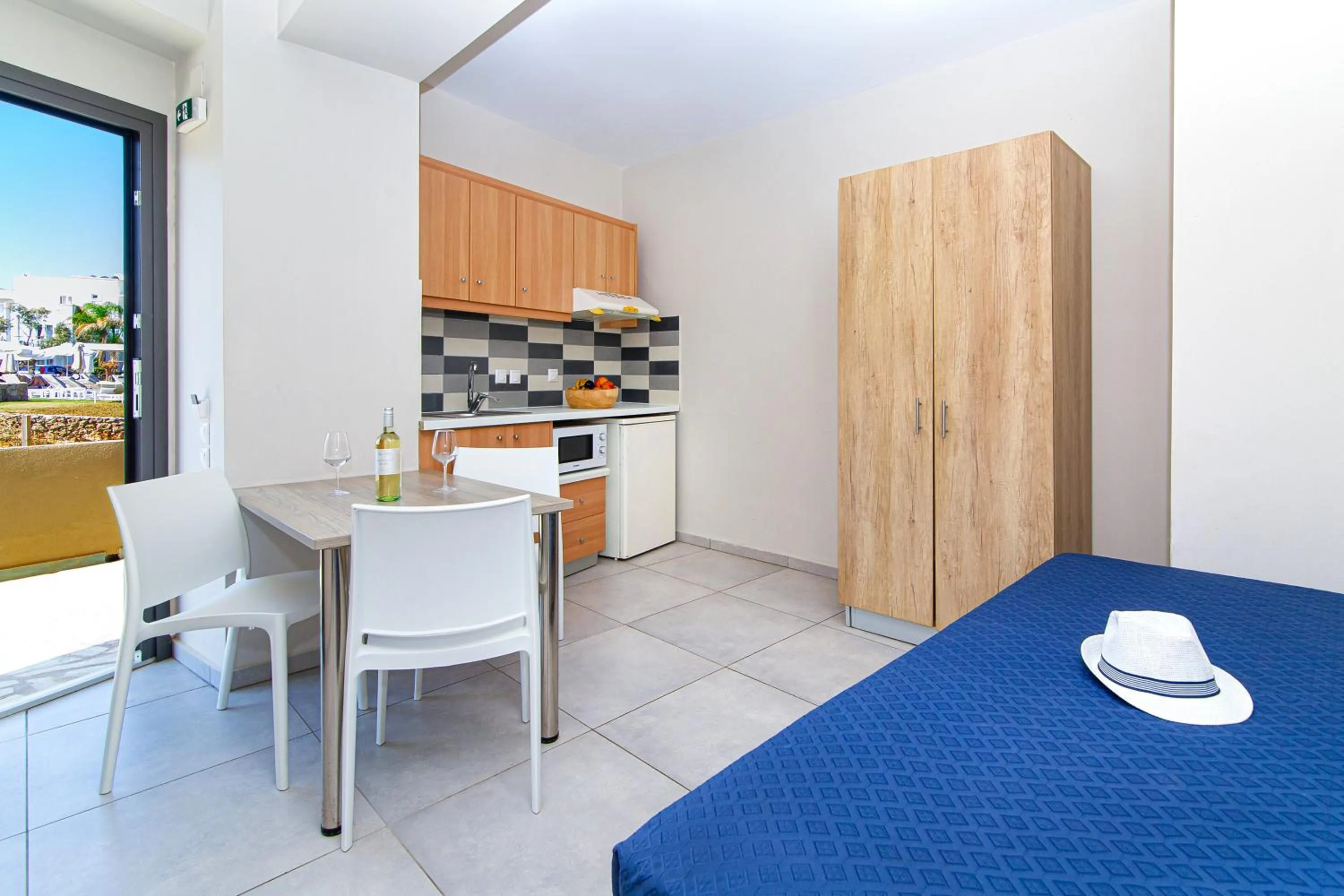 Kitchen or kitchenette, Bed in Theo Star Beach Hotel