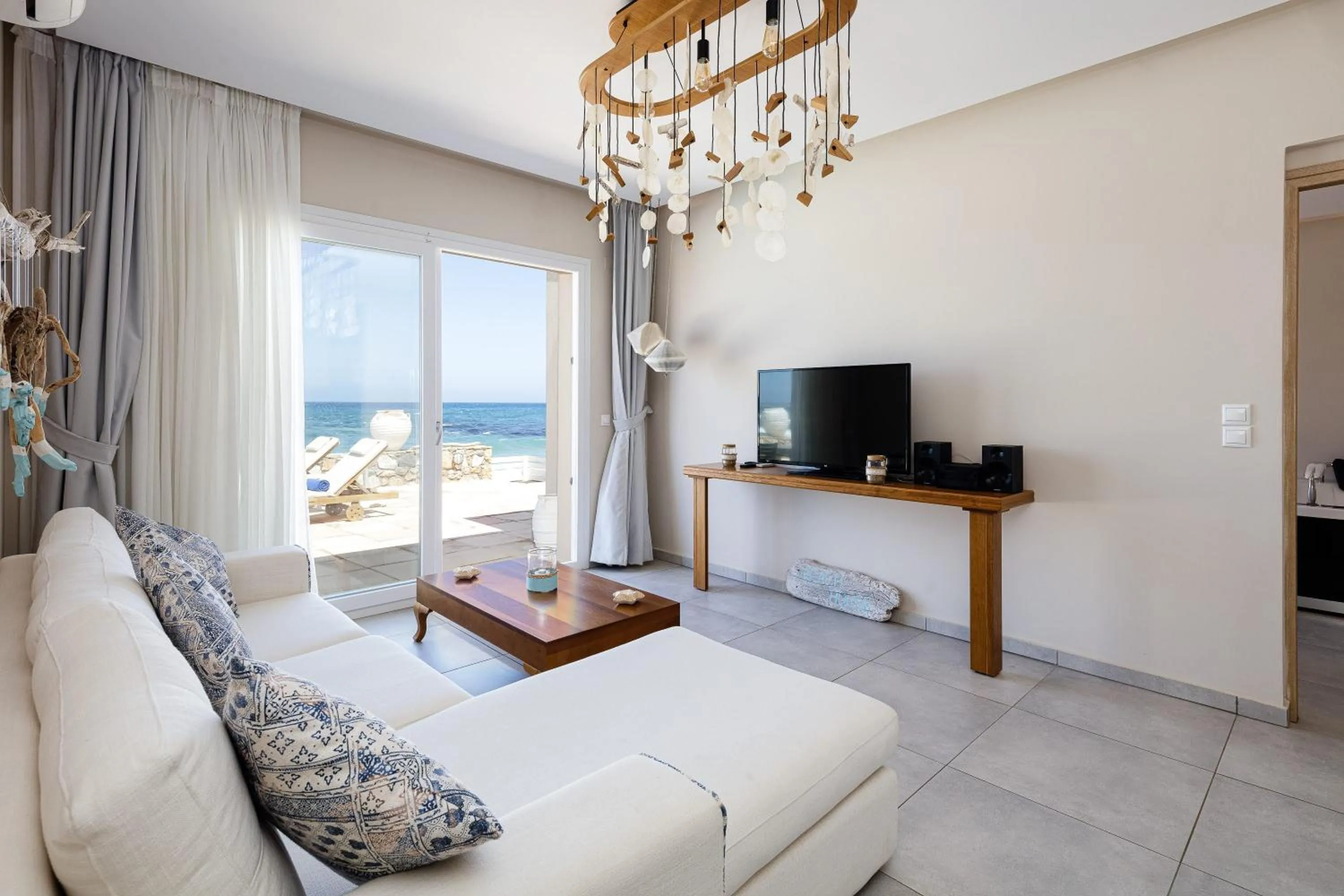 TV and multimedia in Theo Star Beach Hotel