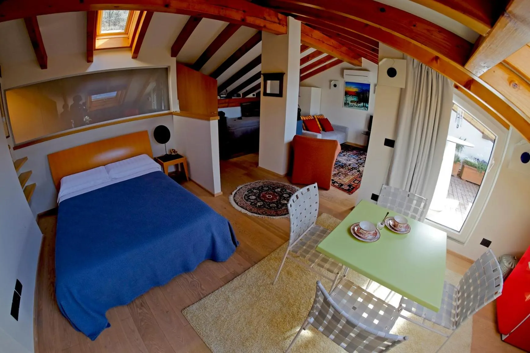 Photo of the whole room, Bed in Suite Ananda