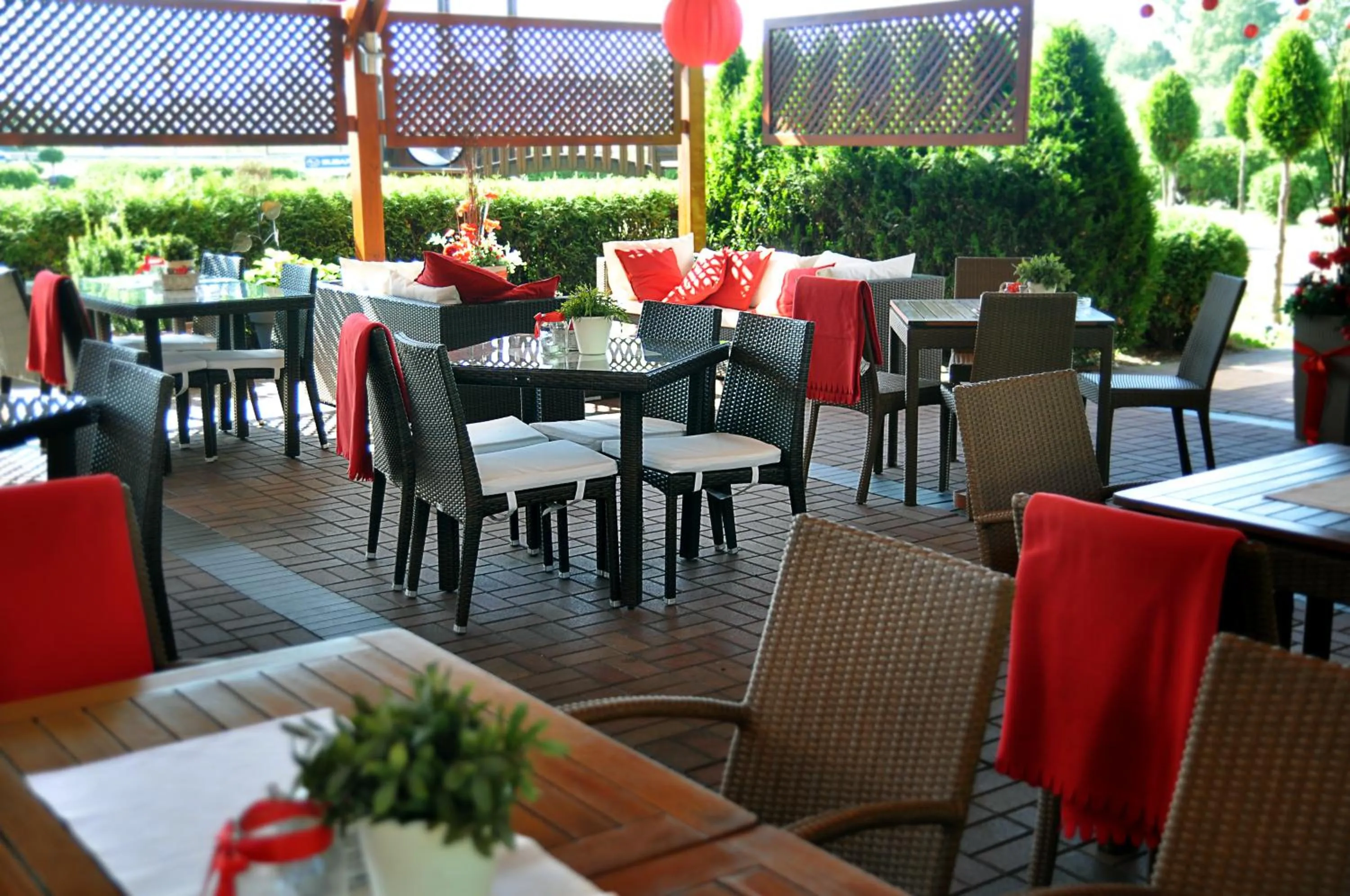 Restaurant/places to eat in Ahotel