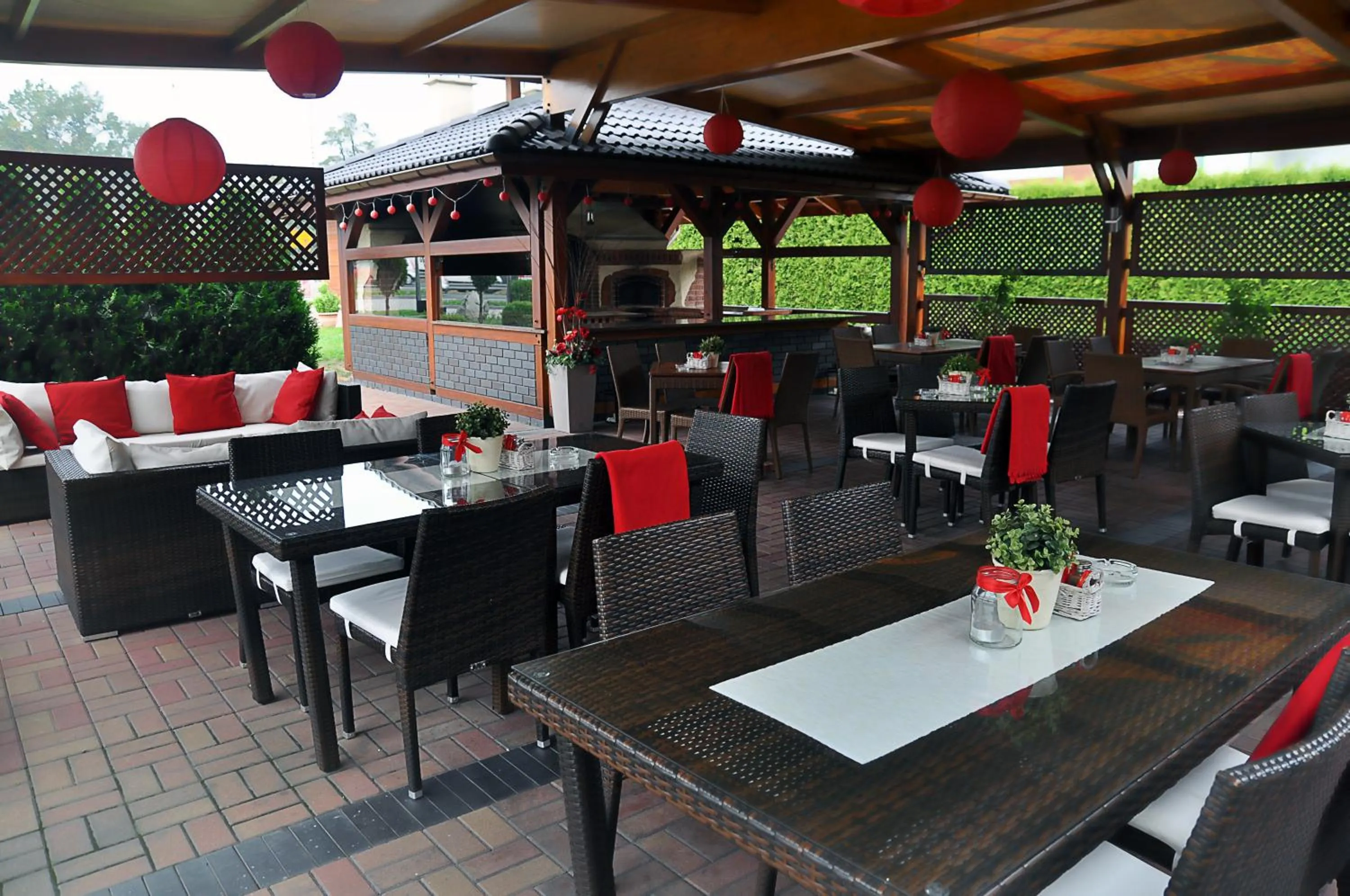 Restaurant/places to eat in Ahotel