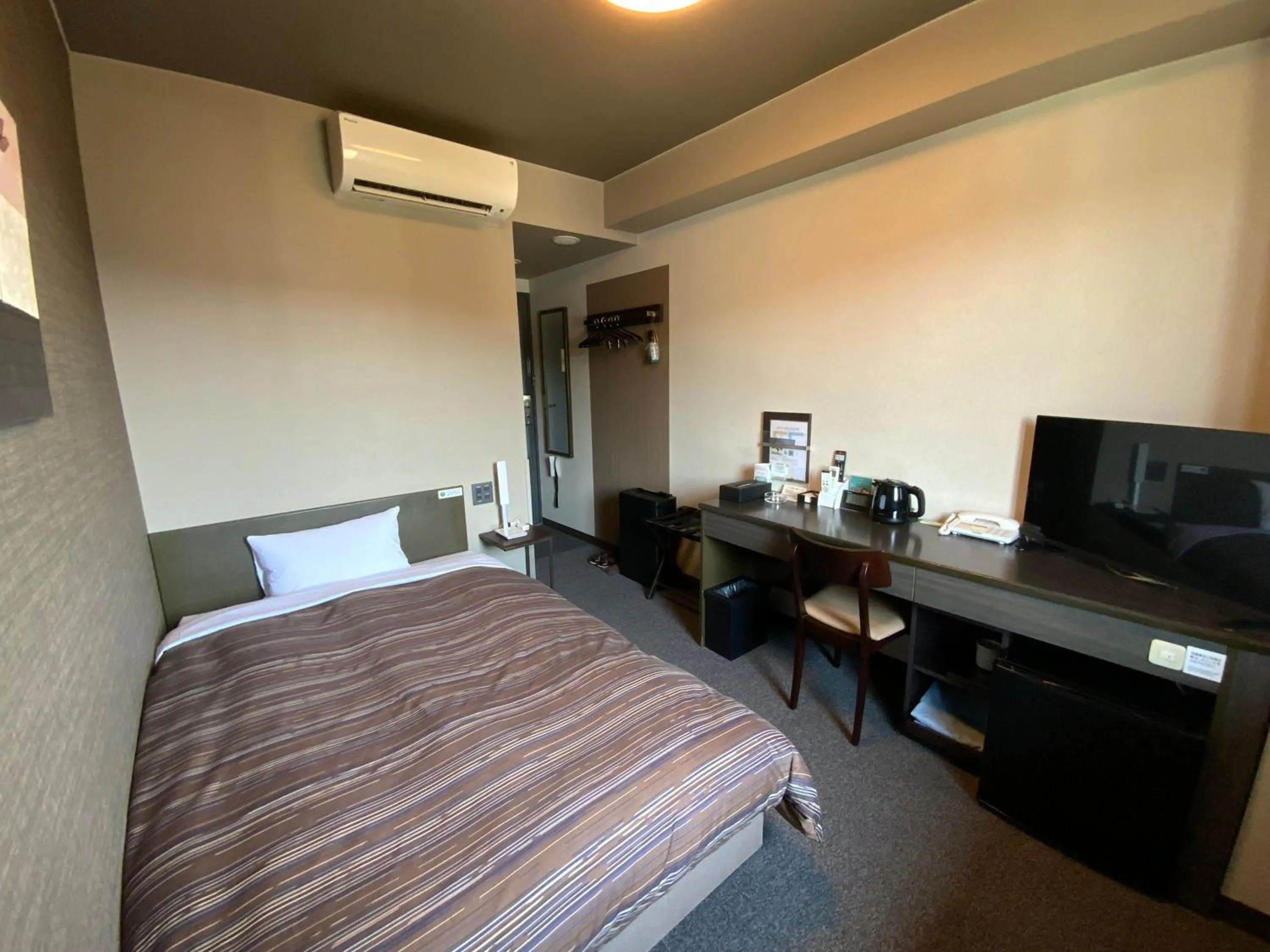 Photo of the whole room, Bed in Hotel Route-Inn Nakano