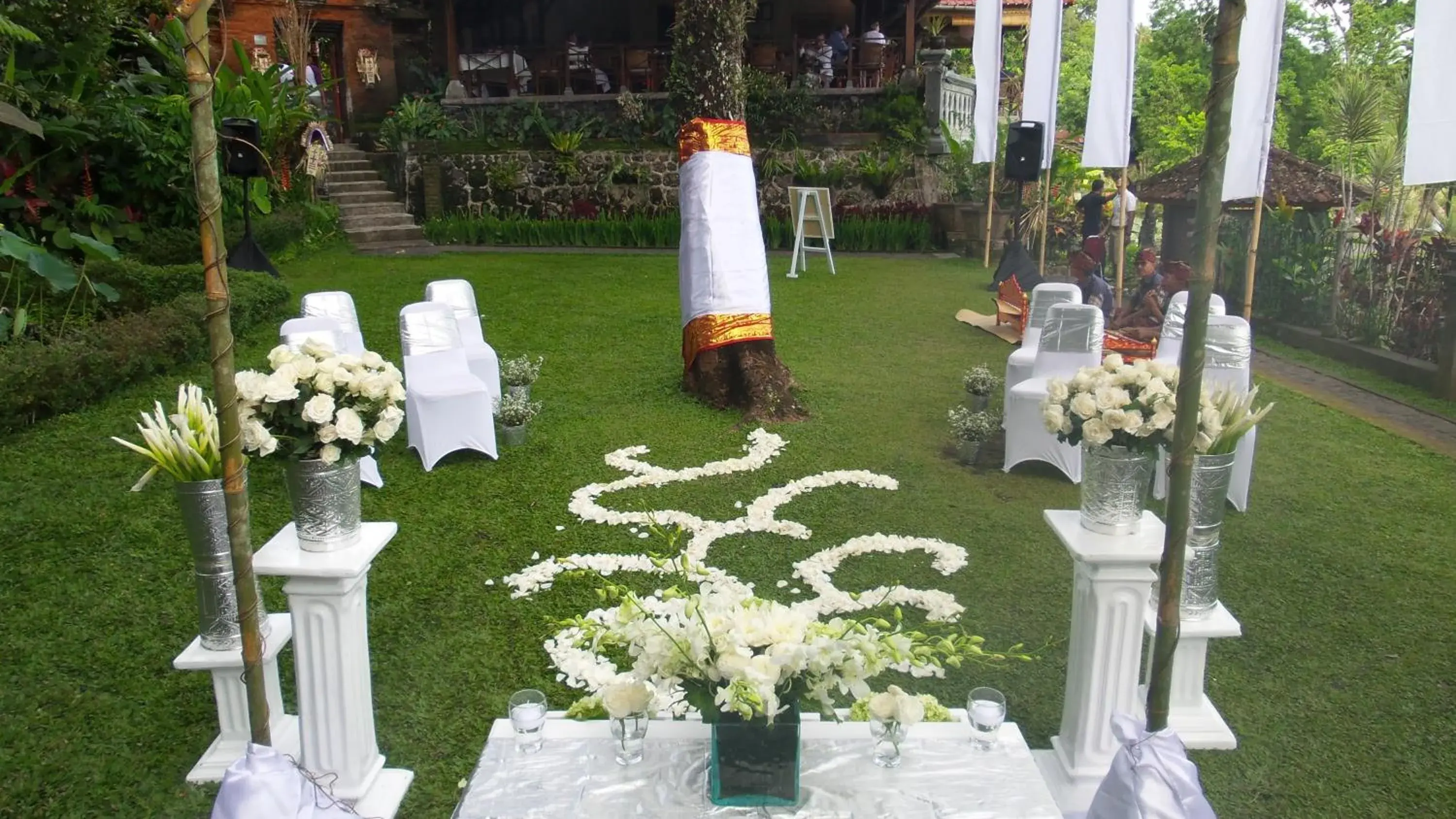 Facade/entrance in Tirta Ayu Hotel and Restaurant Facade/entrance in Tirta Ayu Hotel and Restaurant