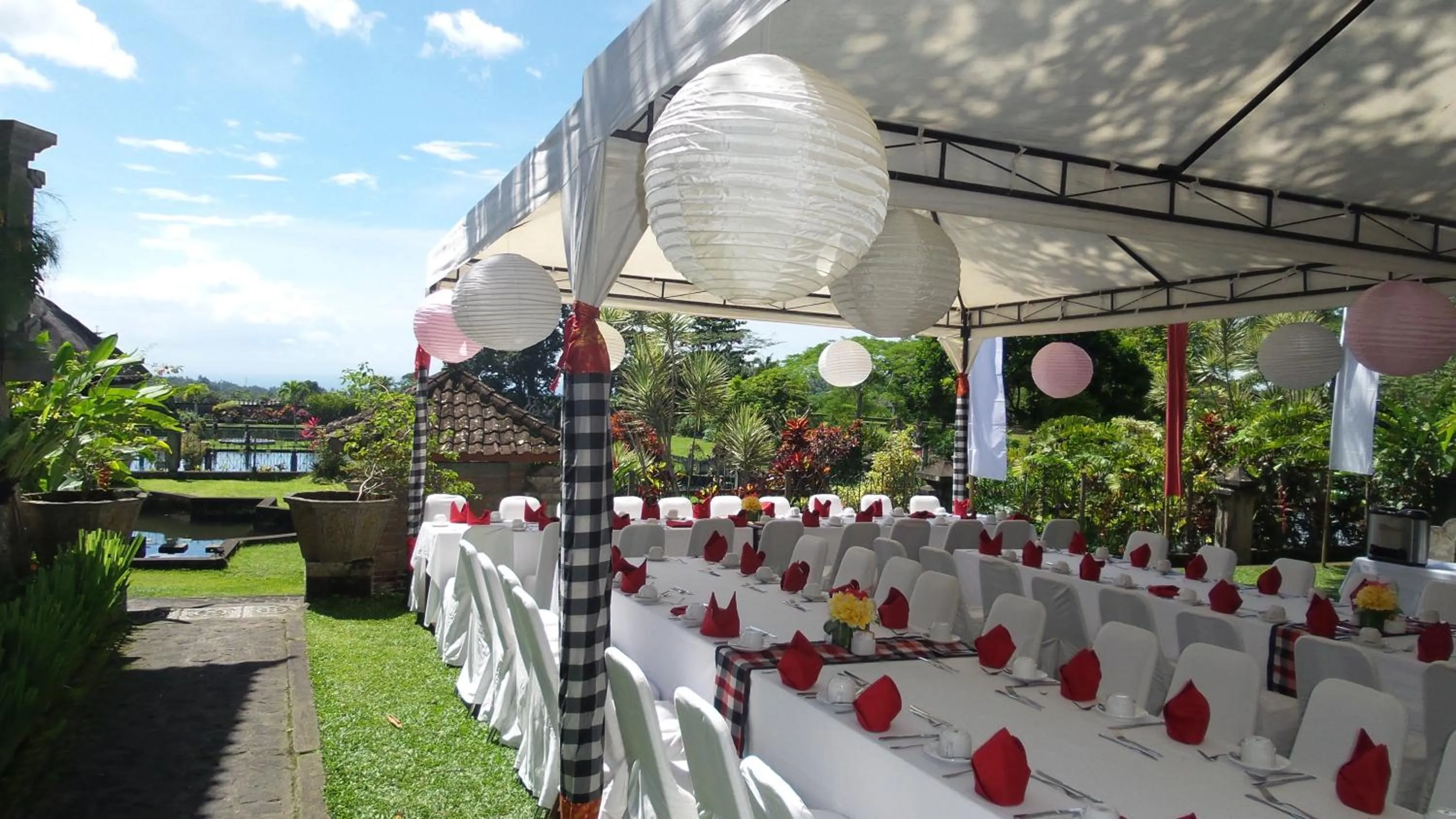 Facade/entrance in Tirta Ayu Hotel and Restaurant