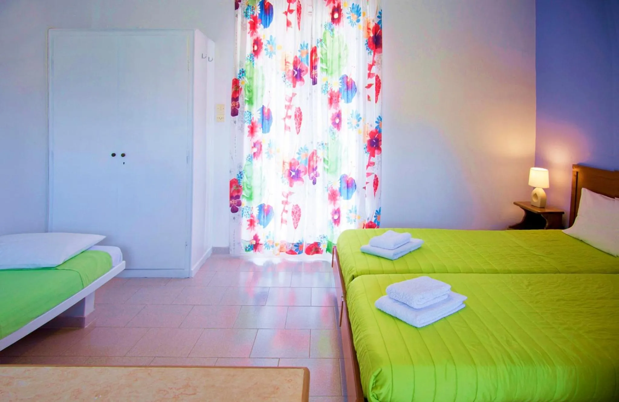 Day, Bed in Stefanie Studios