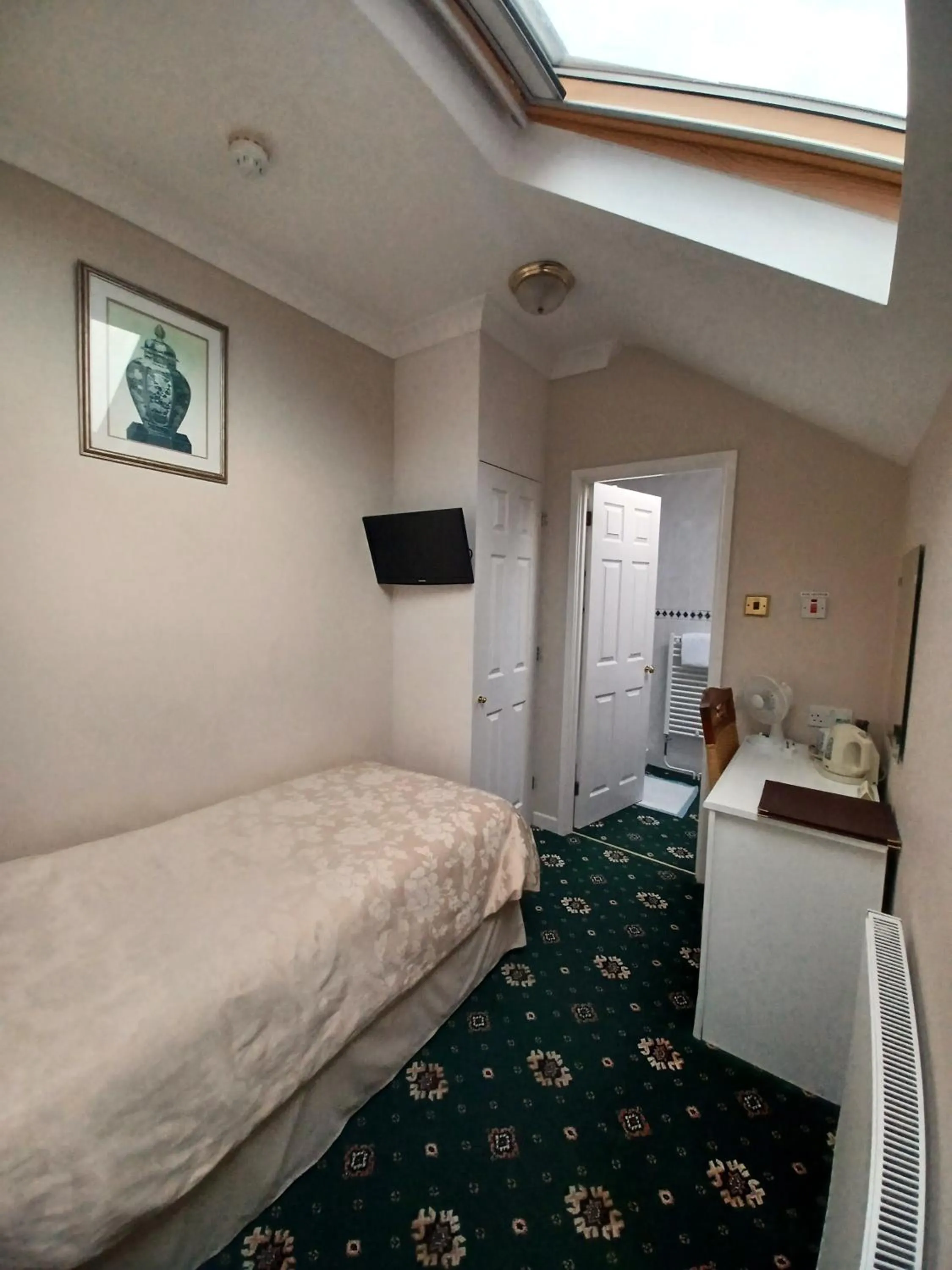 Photo of the whole room, Bed in Hunters Lodge Guest House