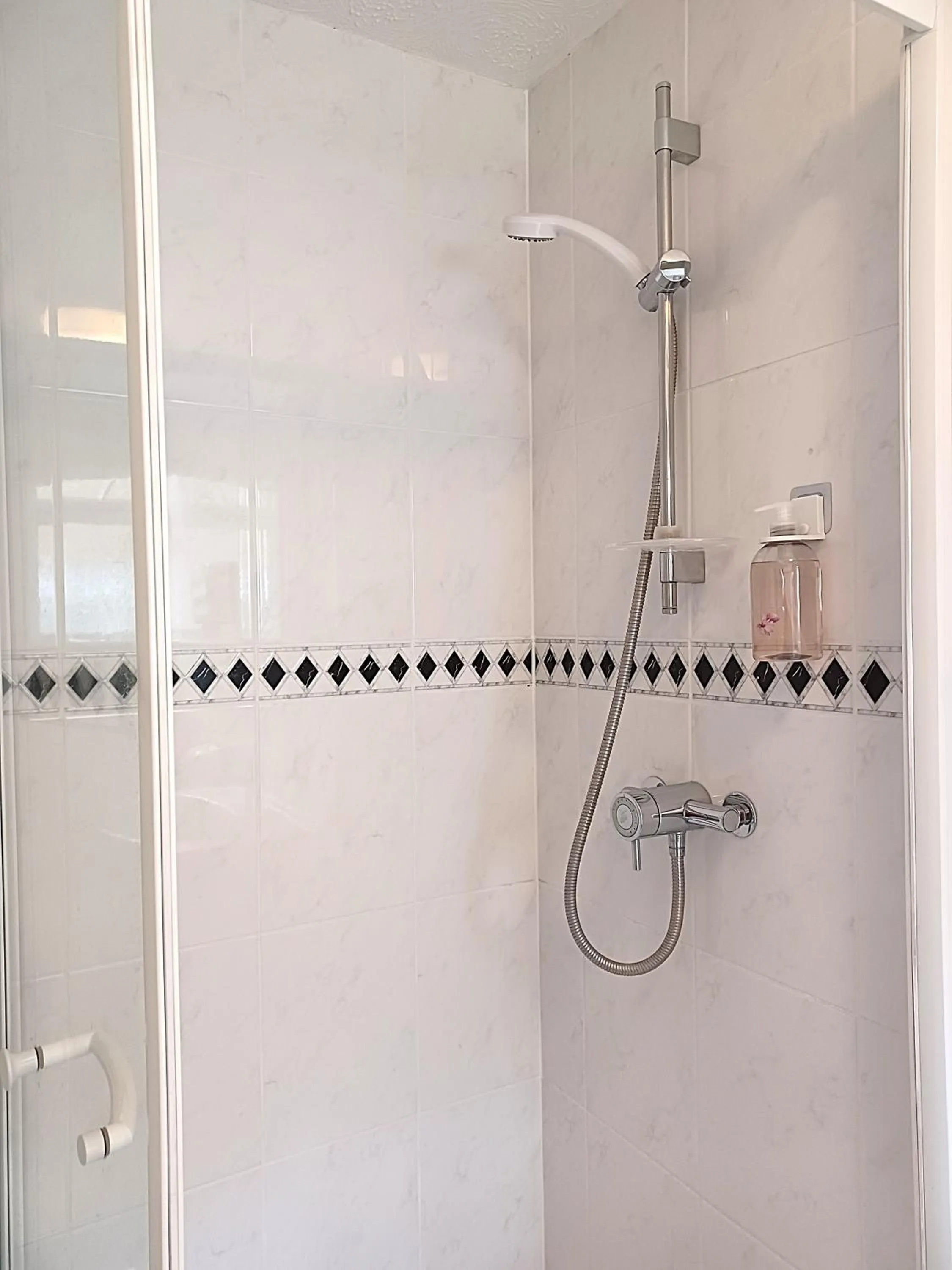 Shower in Hunters Lodge Guest House