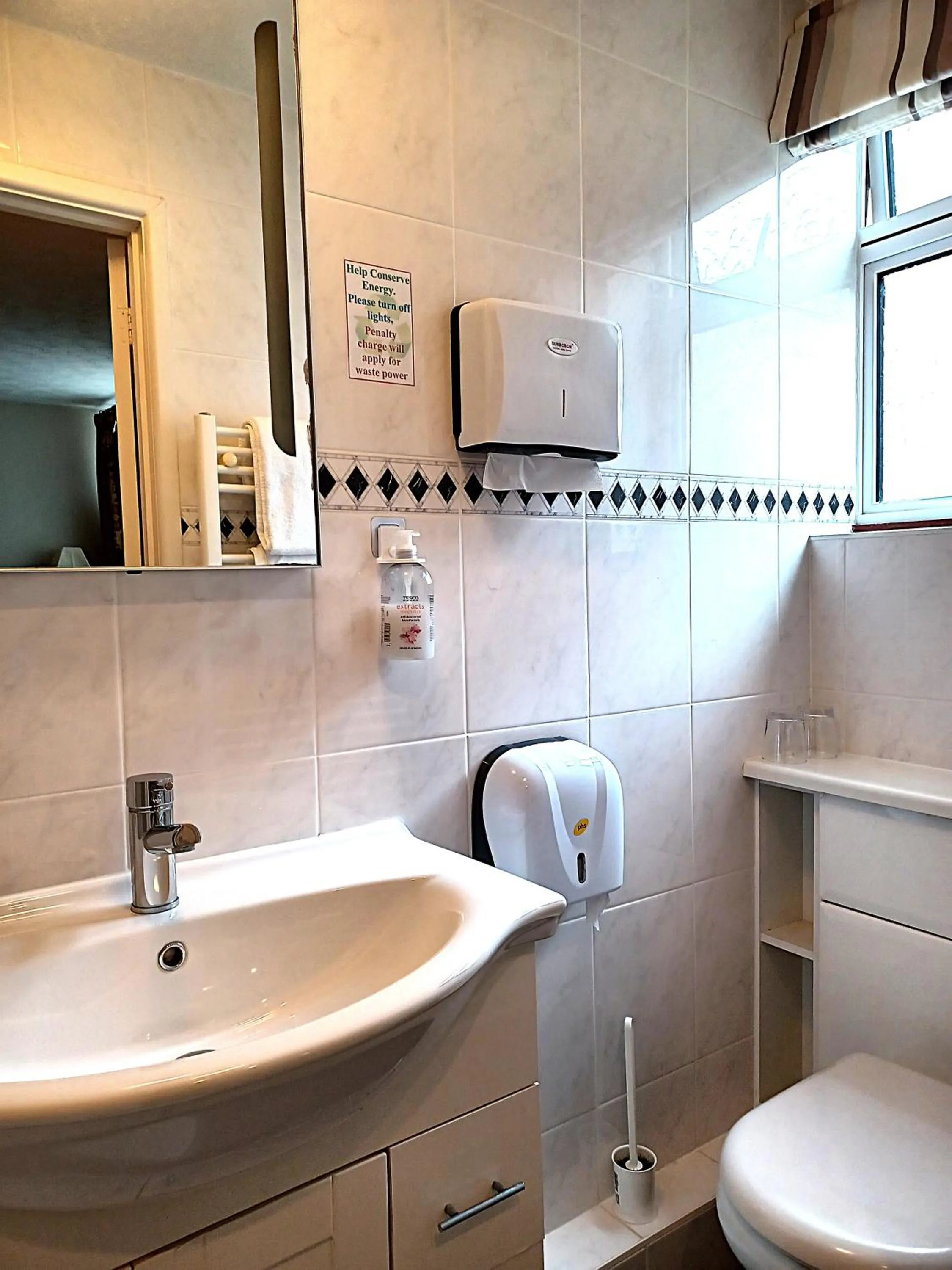 Shower in Hunters Lodge Guest House