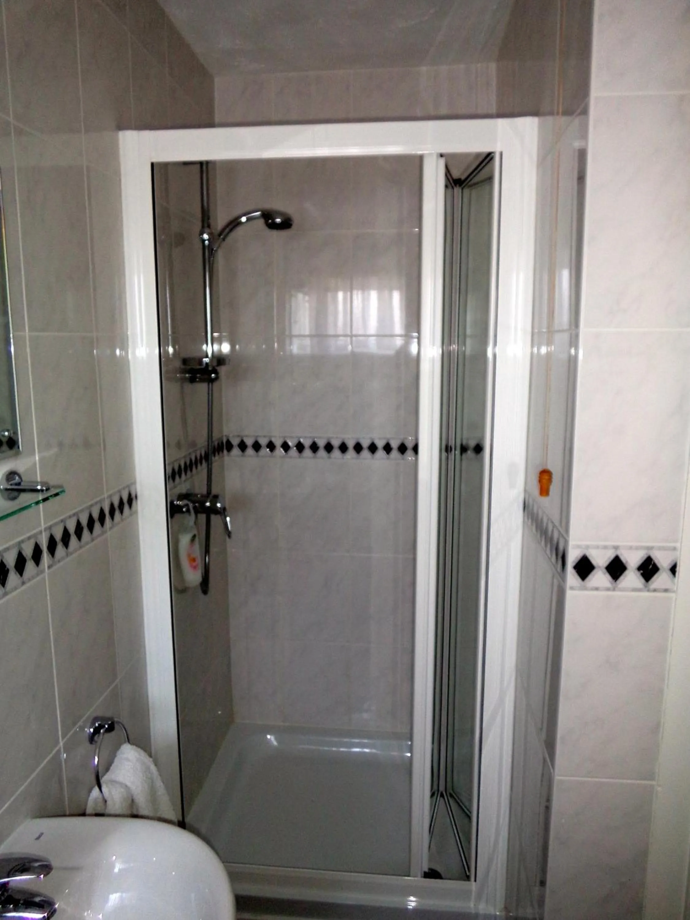 Shower in Hunters Lodge Guest House