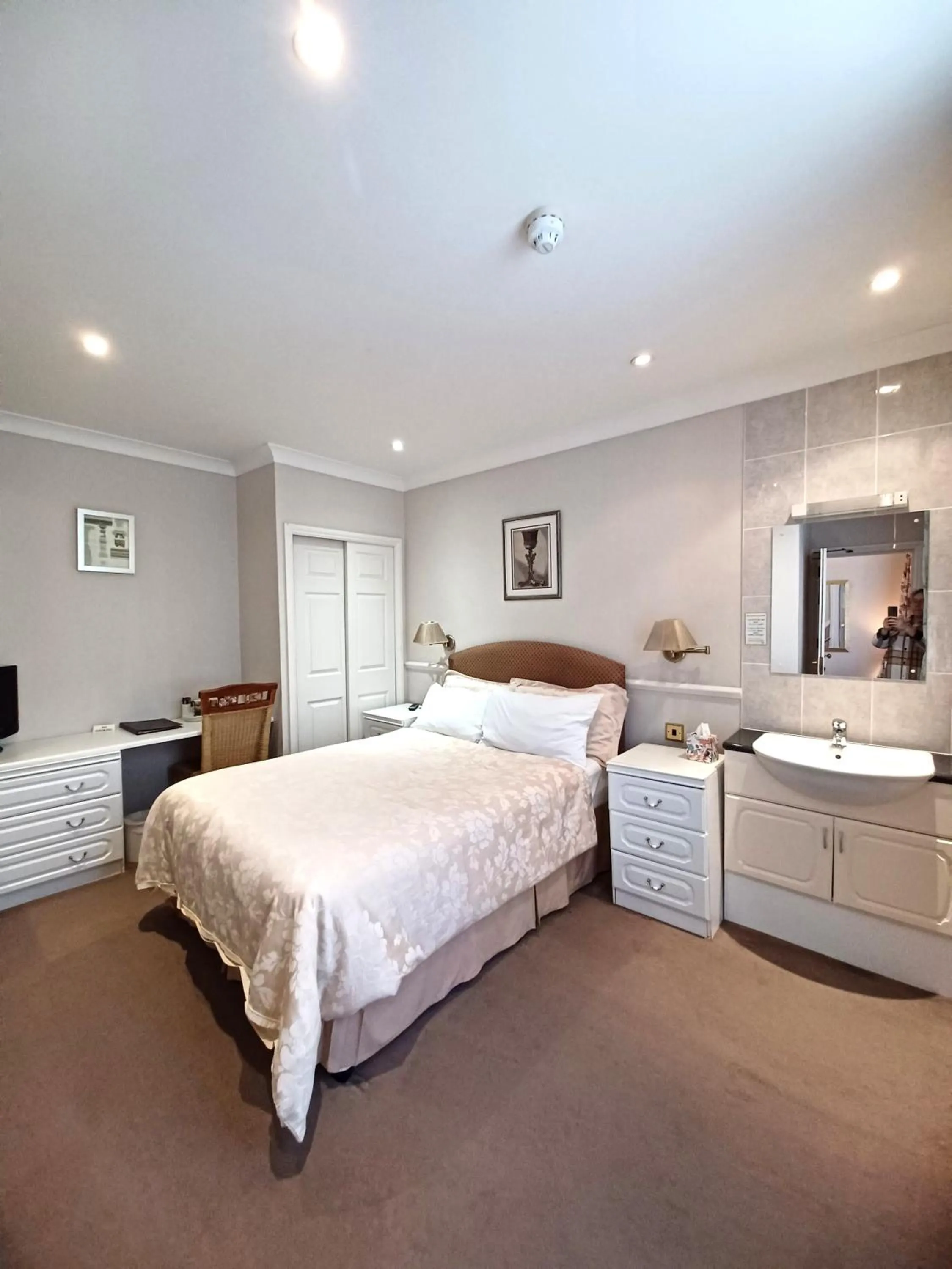 Bedroom, Bed in Hunters Lodge Guest House