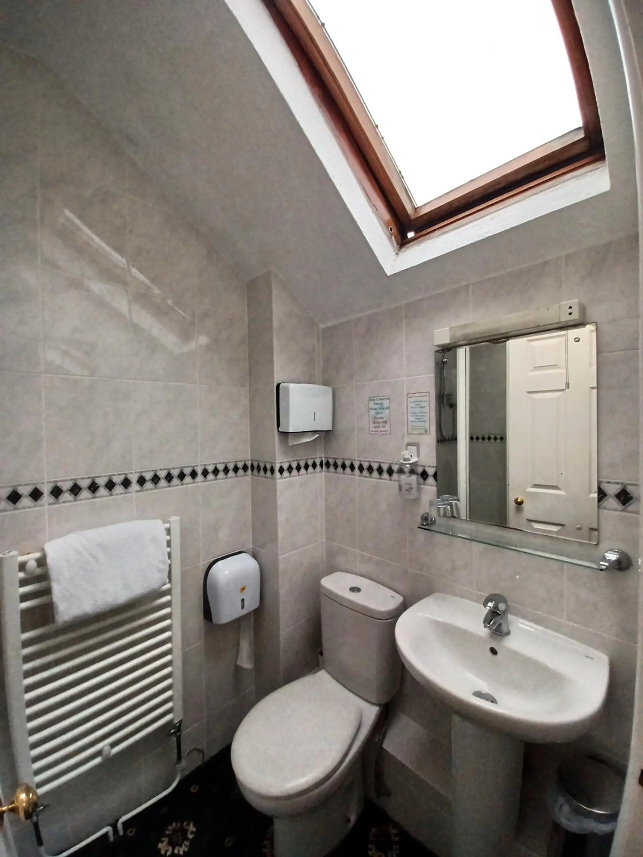 Toilet in Hunters Lodge Guest House