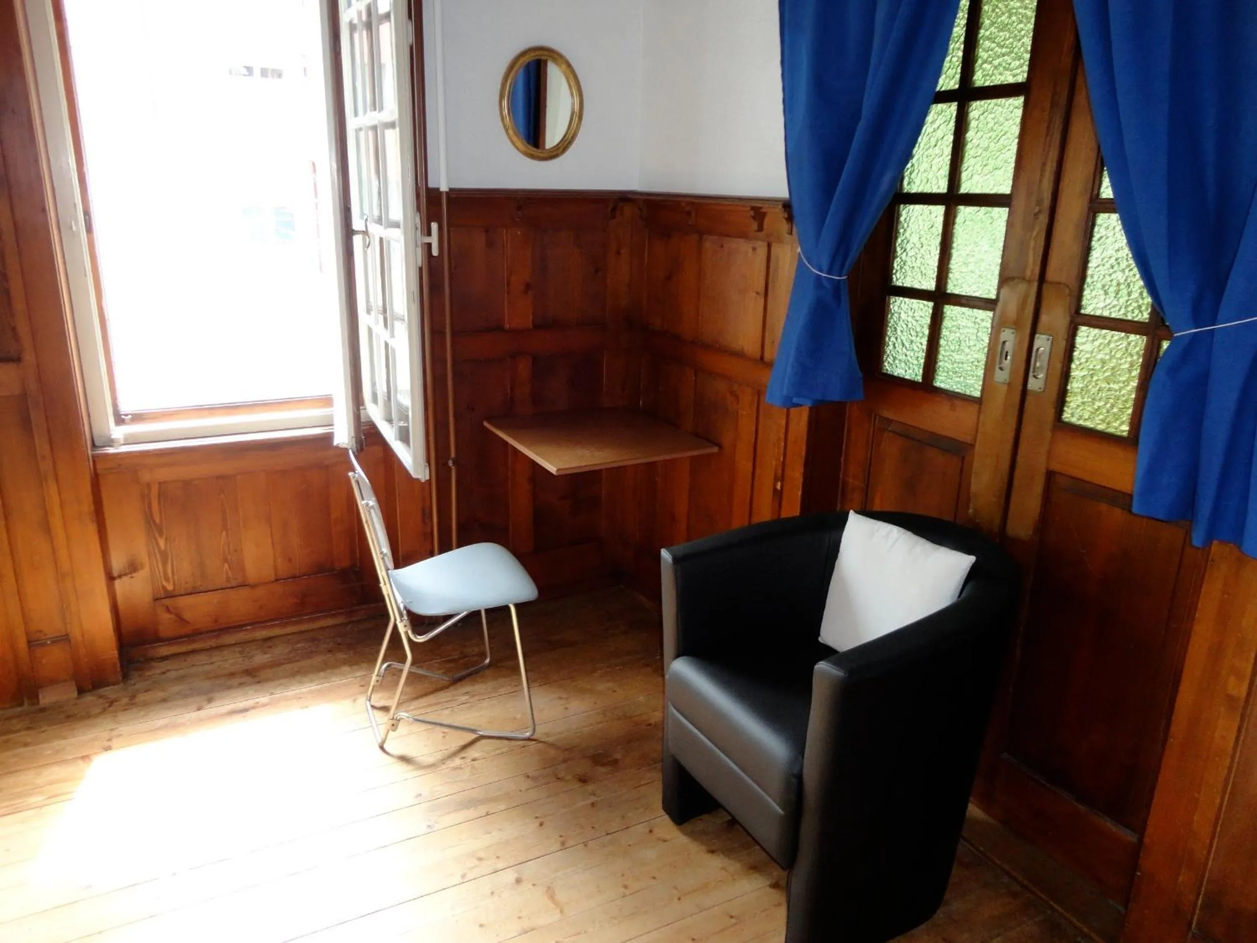 Seating area in Gotthard Backpacker