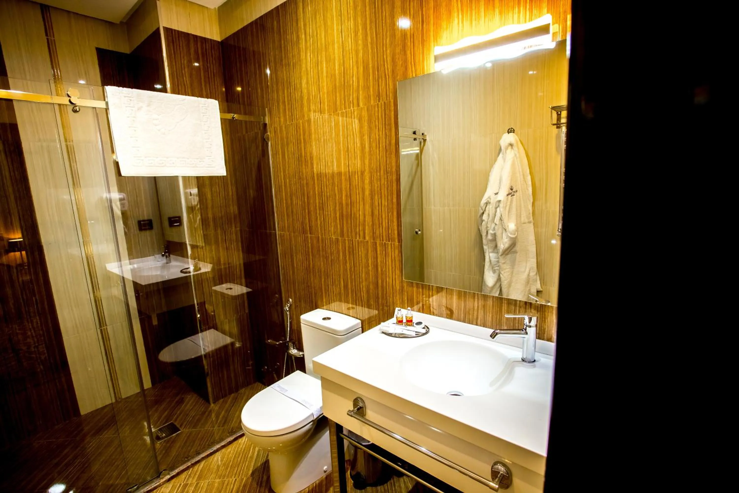 Shower in West Shine Hotel