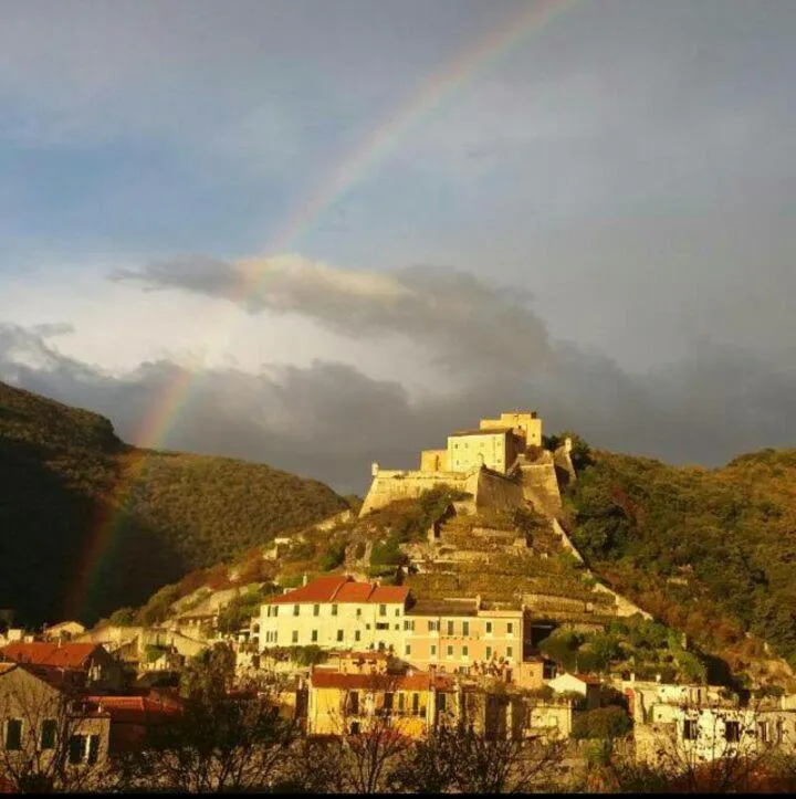 Neighbourhood in Il Pozzo e il Melograno