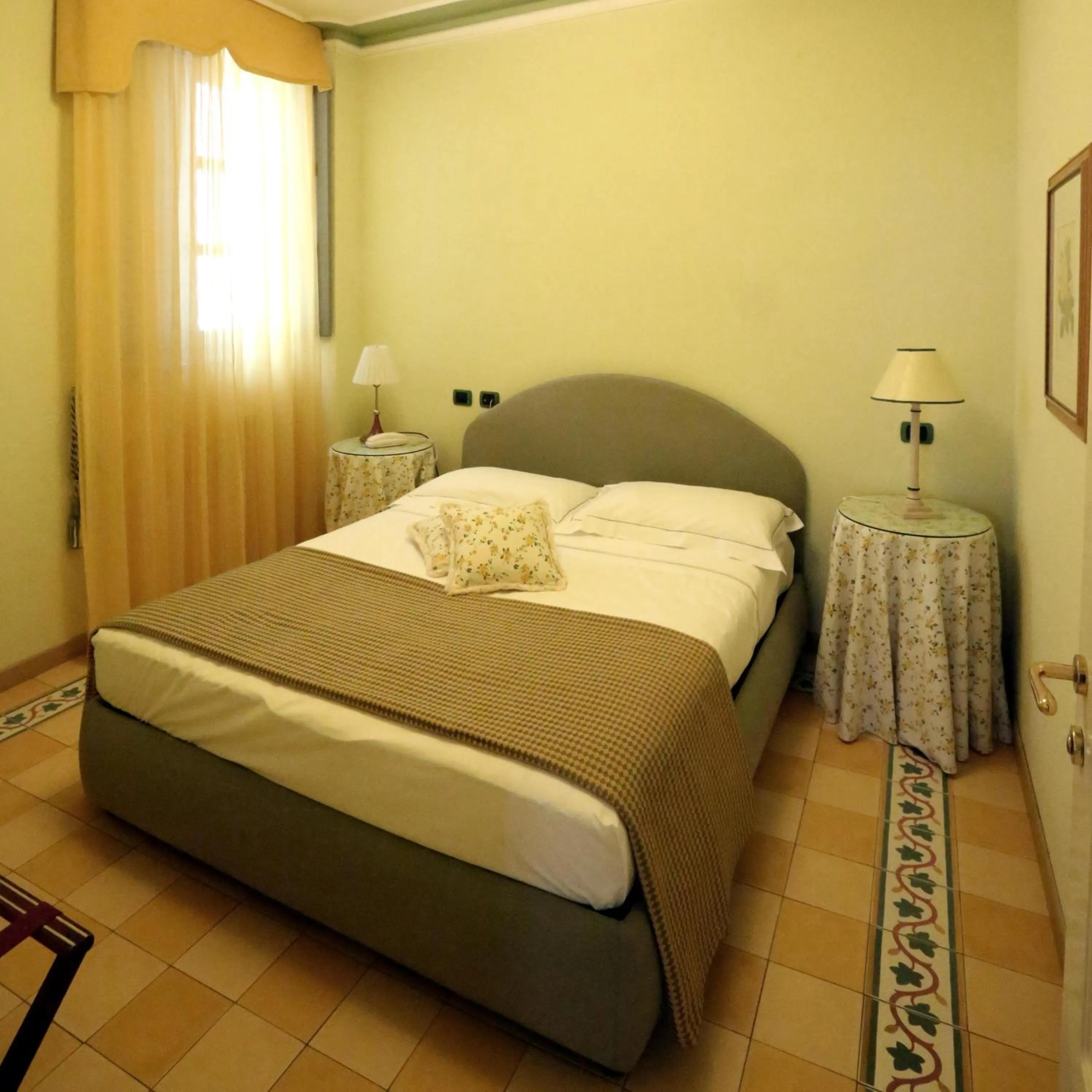 Bed in Albergo Castiglione Langhe