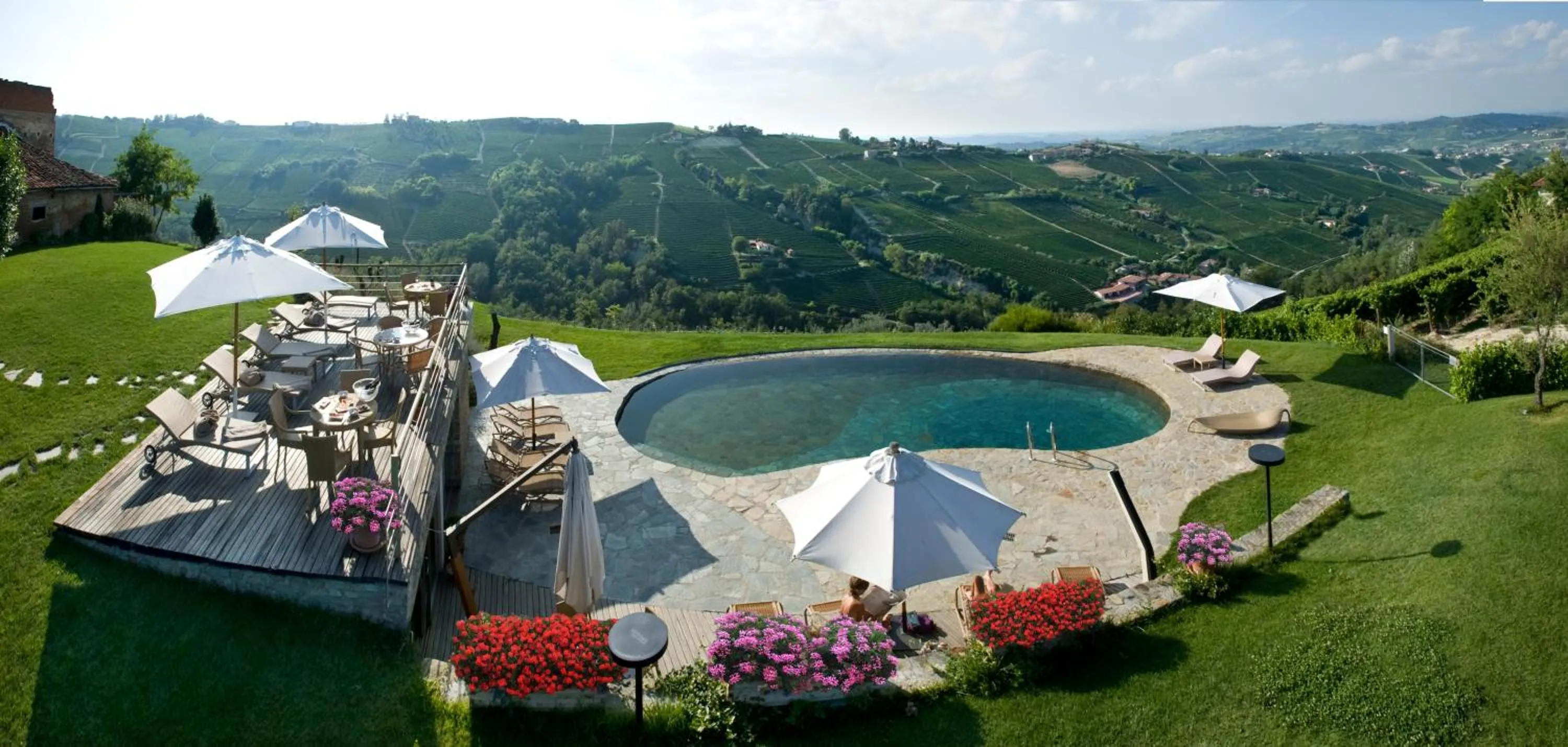 Swimming pool in Albergo Castiglione Langhe