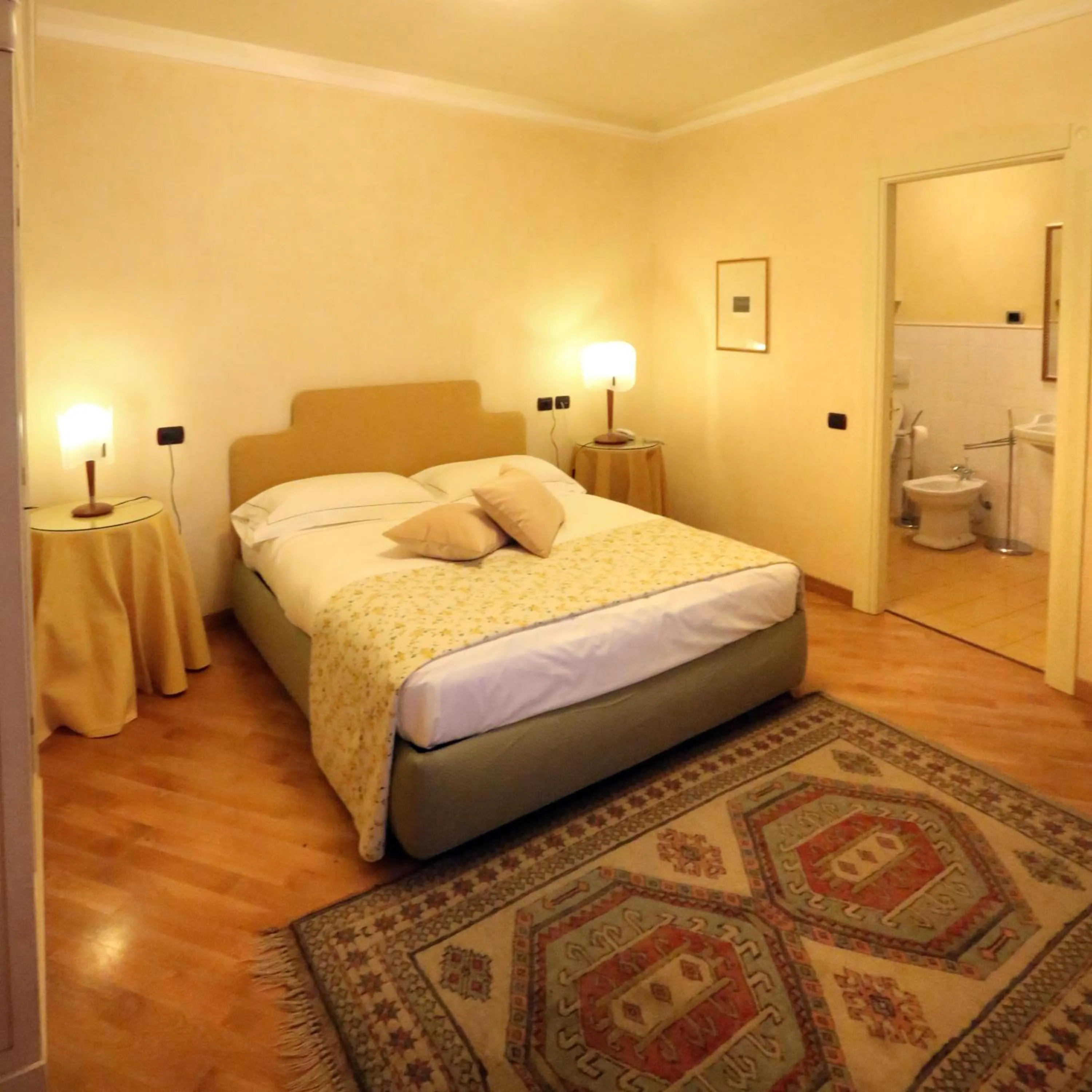 Bed in Albergo Castiglione Langhe