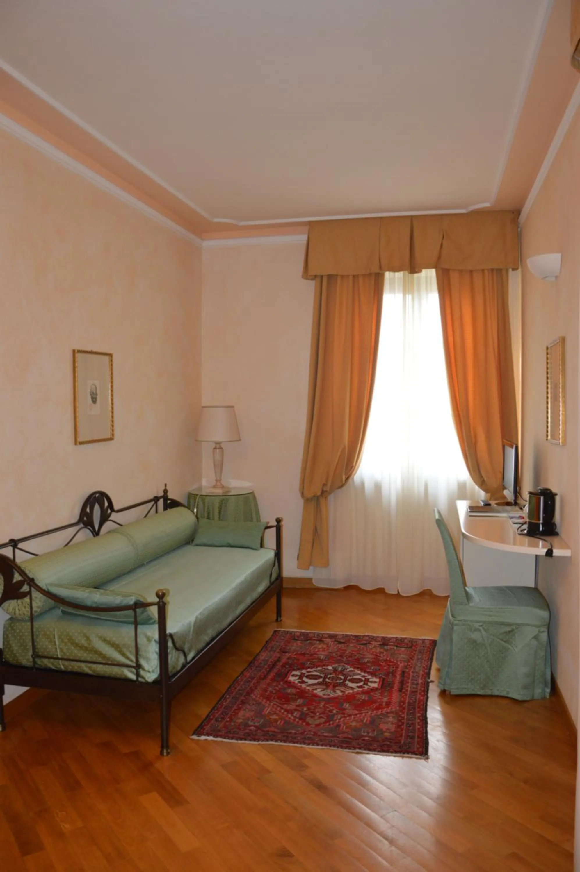 Bed in Albergo Castiglione Langhe