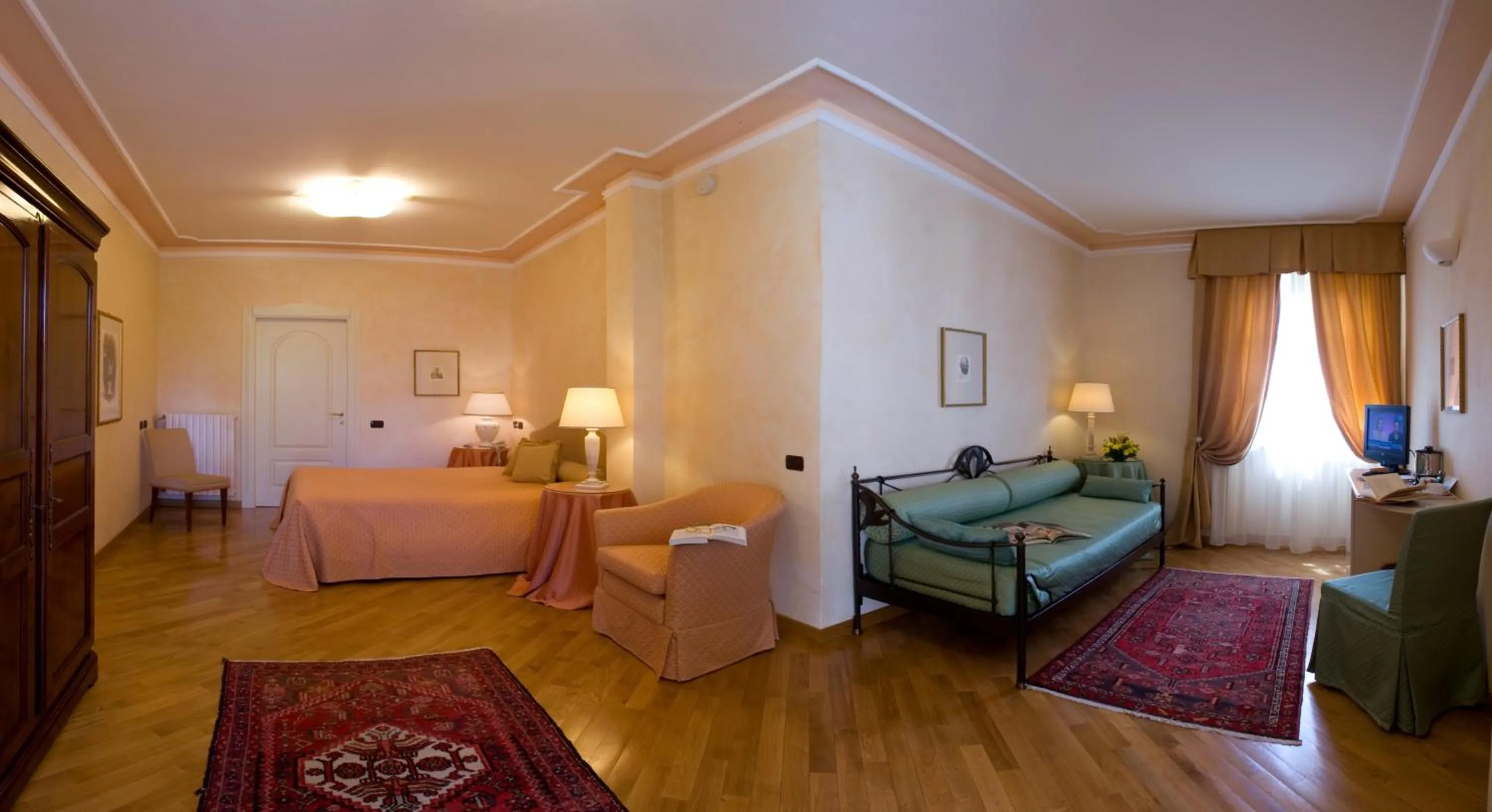 Bed in Albergo Castiglione Langhe