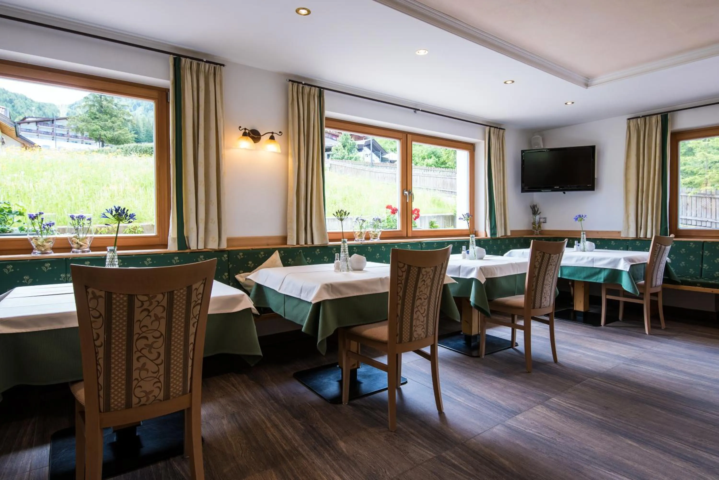 Restaurant/places to eat in Garni Hotel Bel Vert