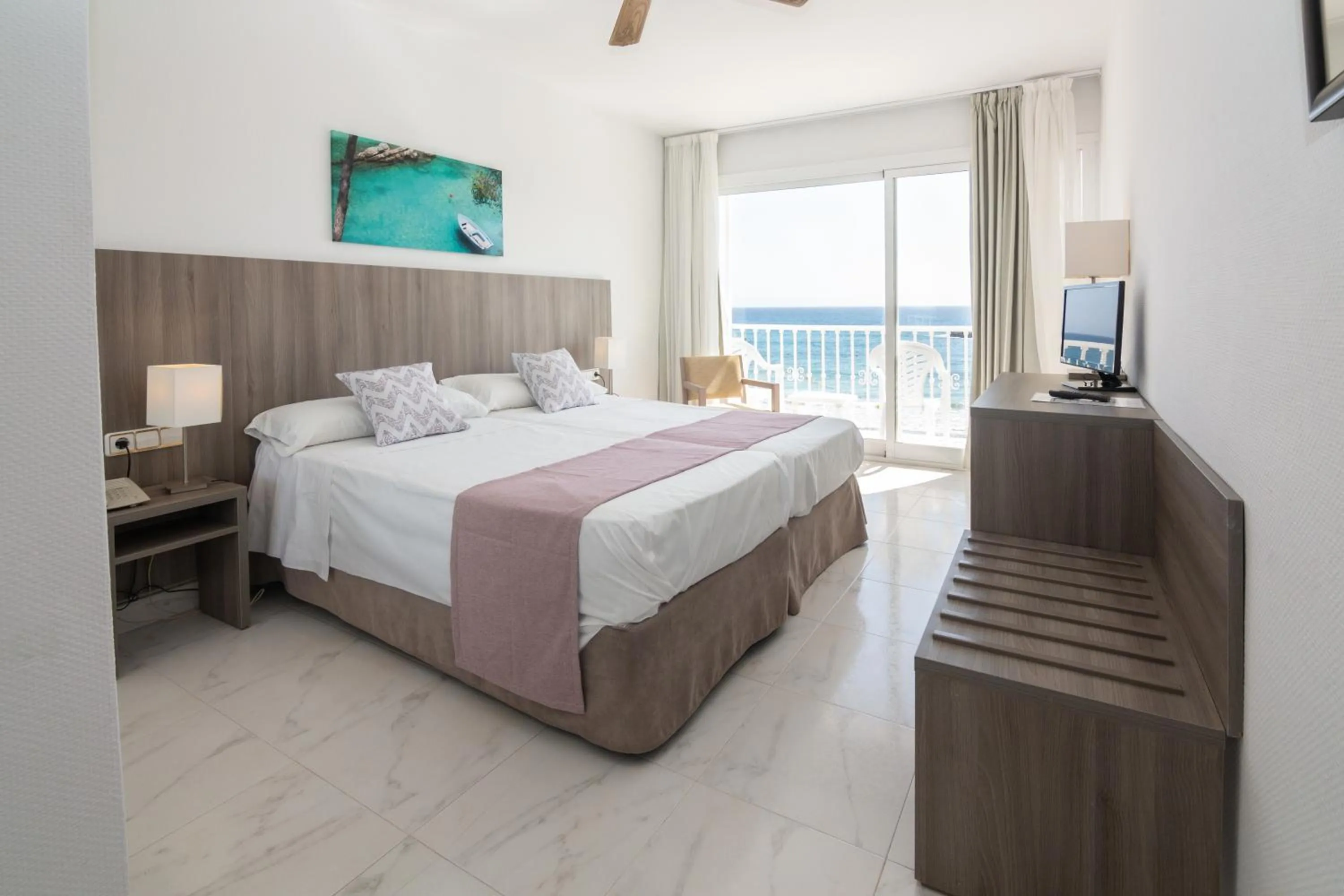 Bed in Hotel Club S'Illot