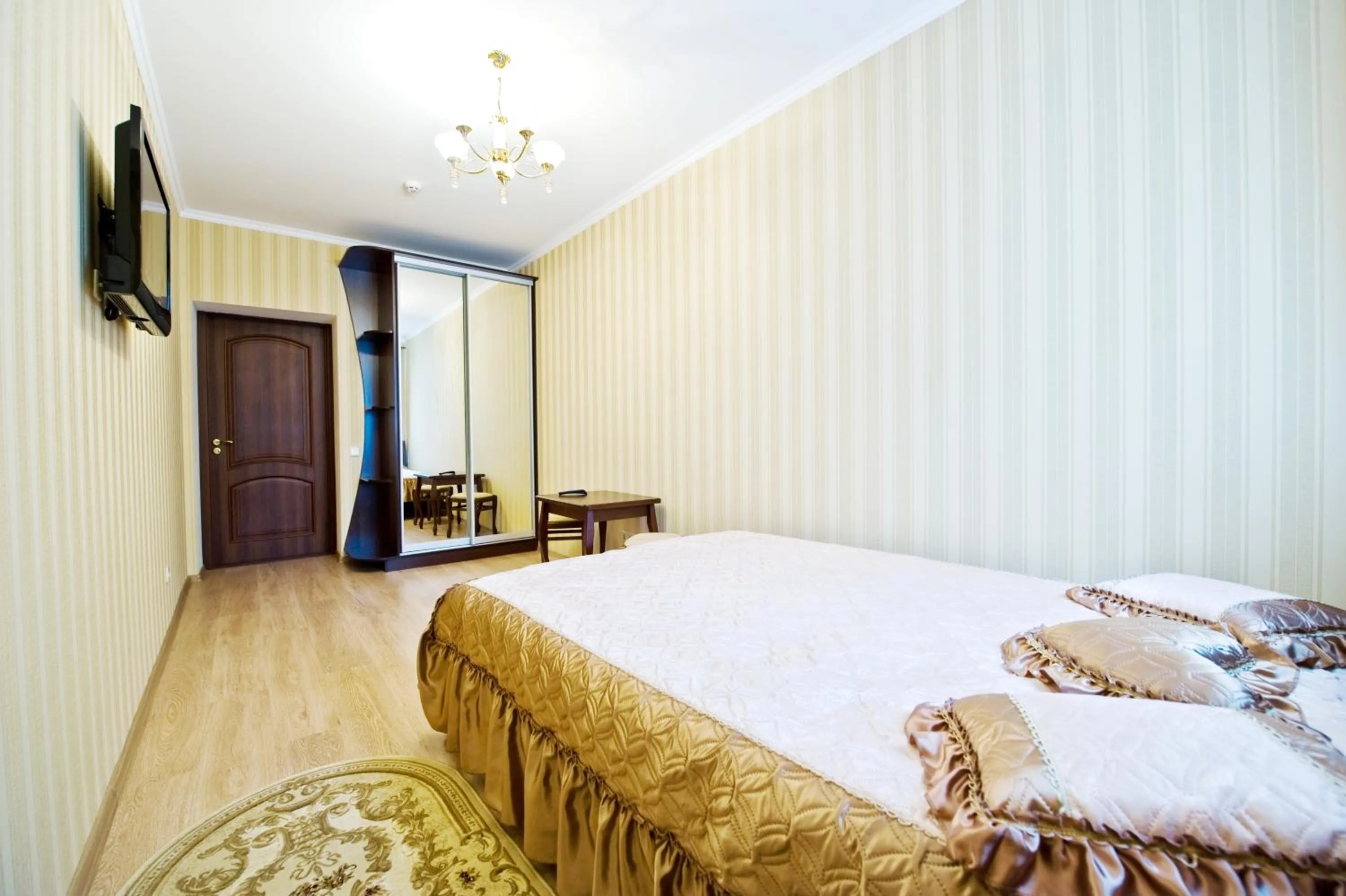 Photo of the whole room, Bed in Evropeyskiy