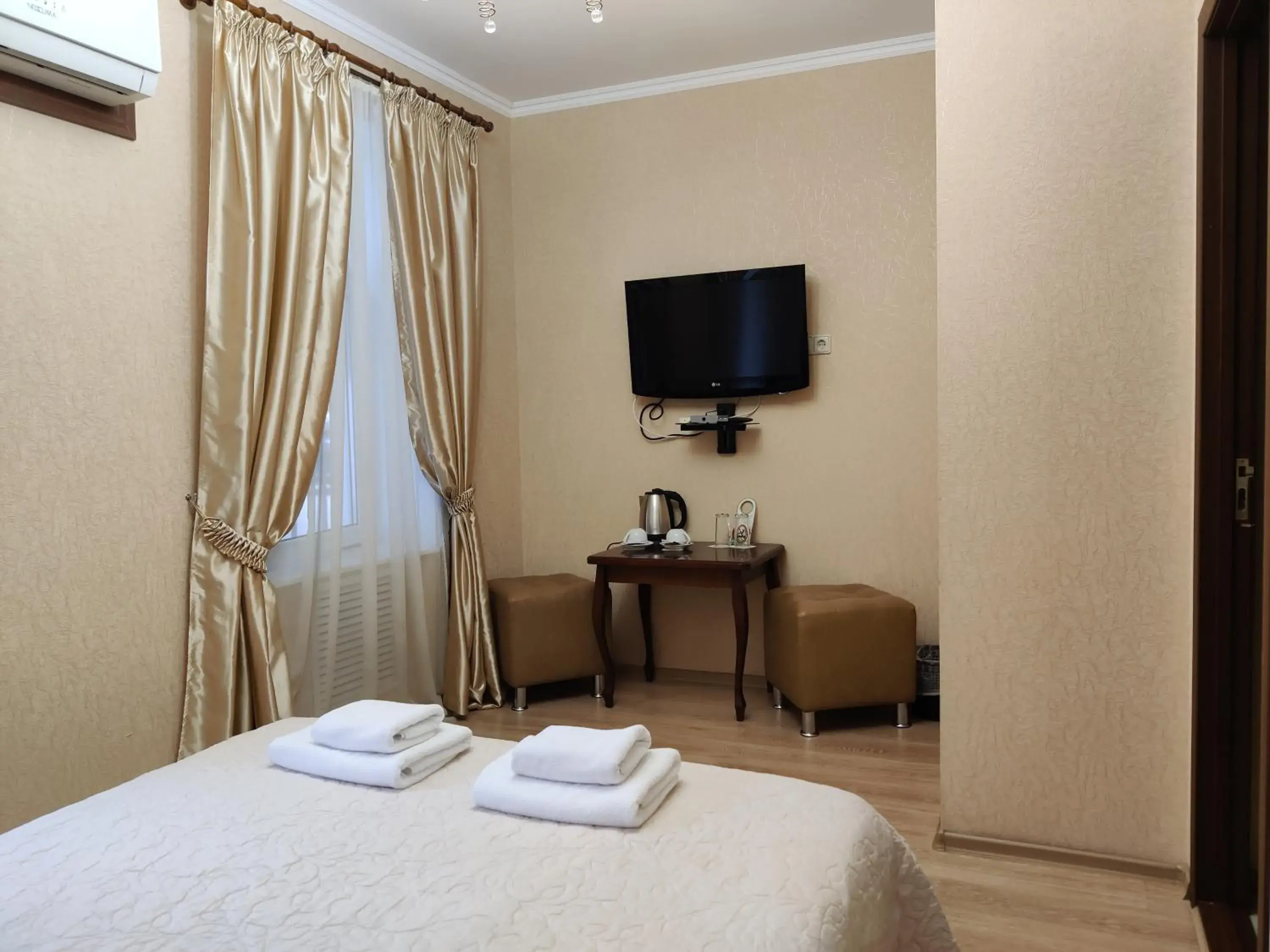 Economy Double Room #1 with 1 Bathroom per 2 rooms in Evropeyskiy Economy Double Room #1 with 1 Bathroom per 2 rooms in Evropeyskiy