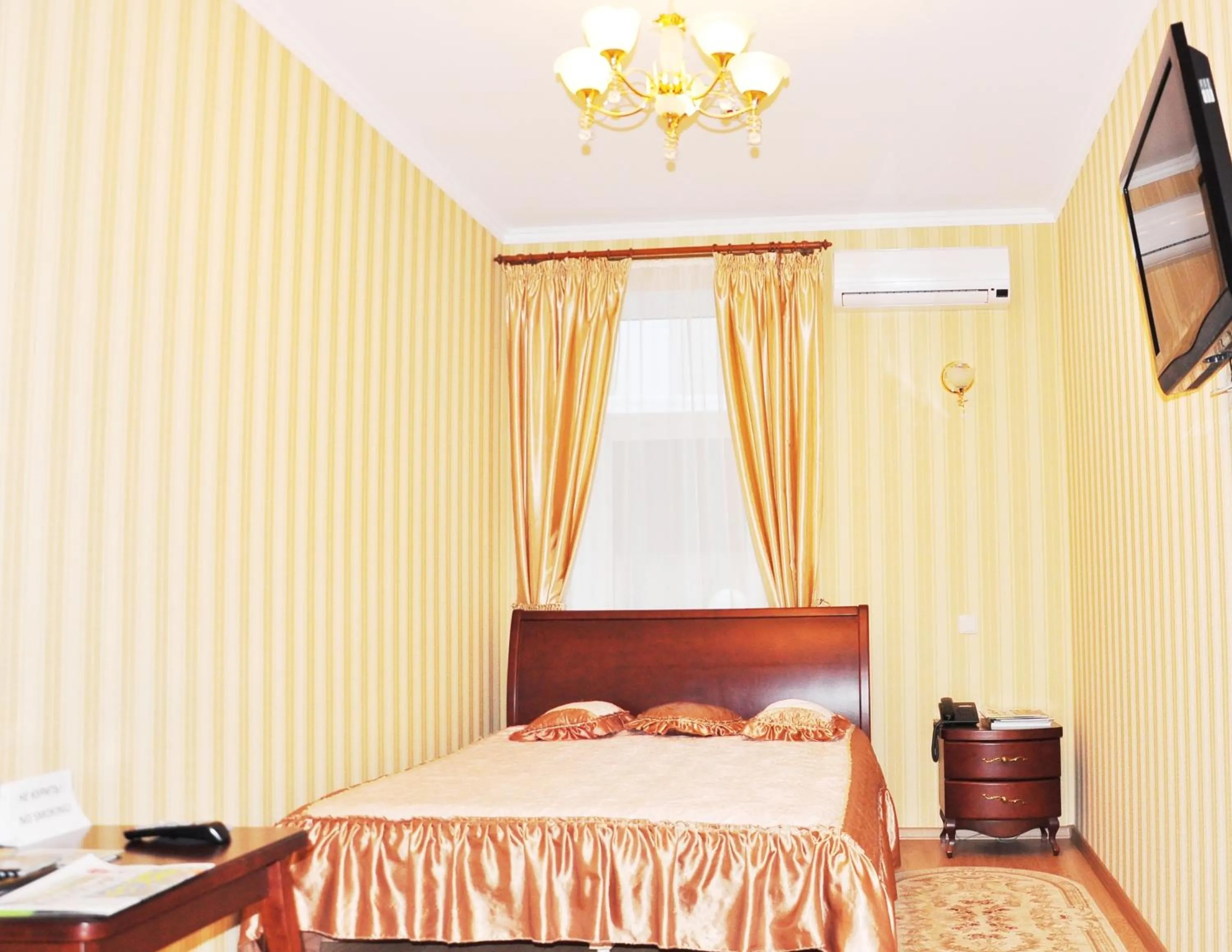 Photo of the whole room, Bed in Evropeyskiy