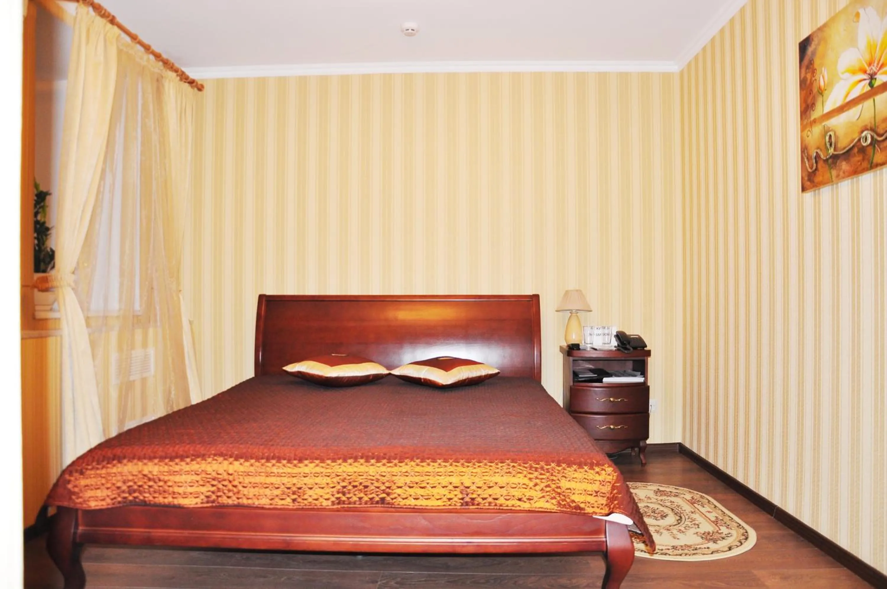 Photo of the whole room, Bed in Evropeyskiy
