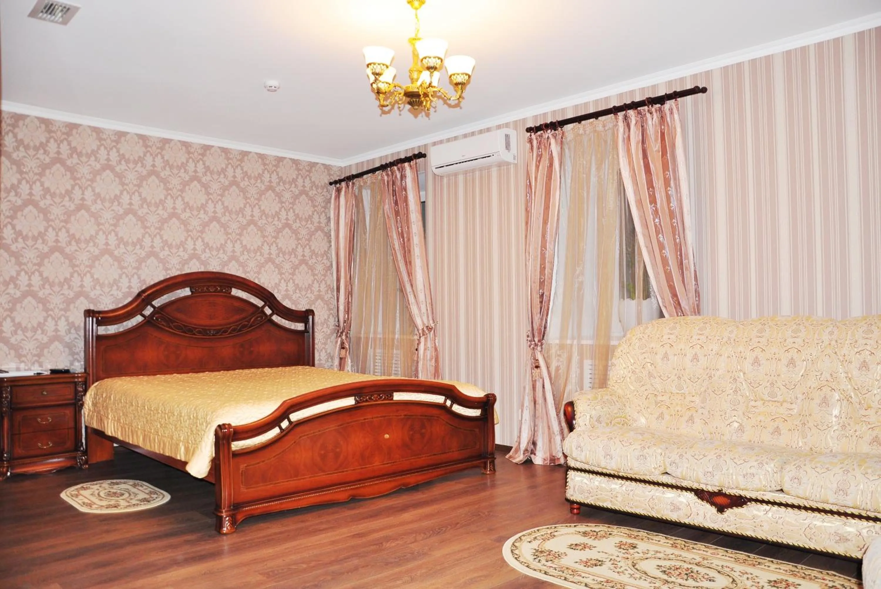 Photo of the whole room, Bed in Evropeyskiy