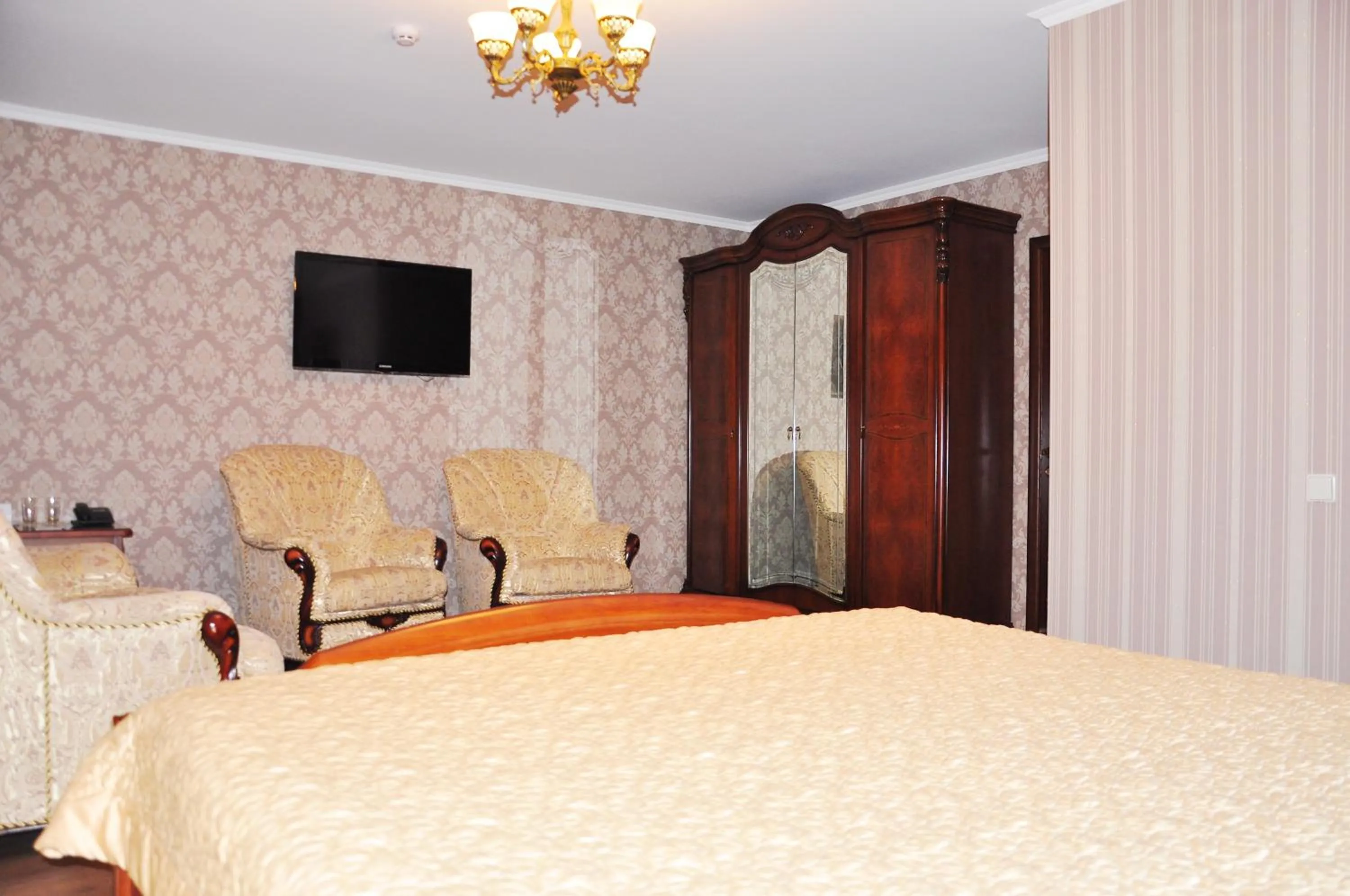 Photo of the whole room, Bed in Evropeyskiy