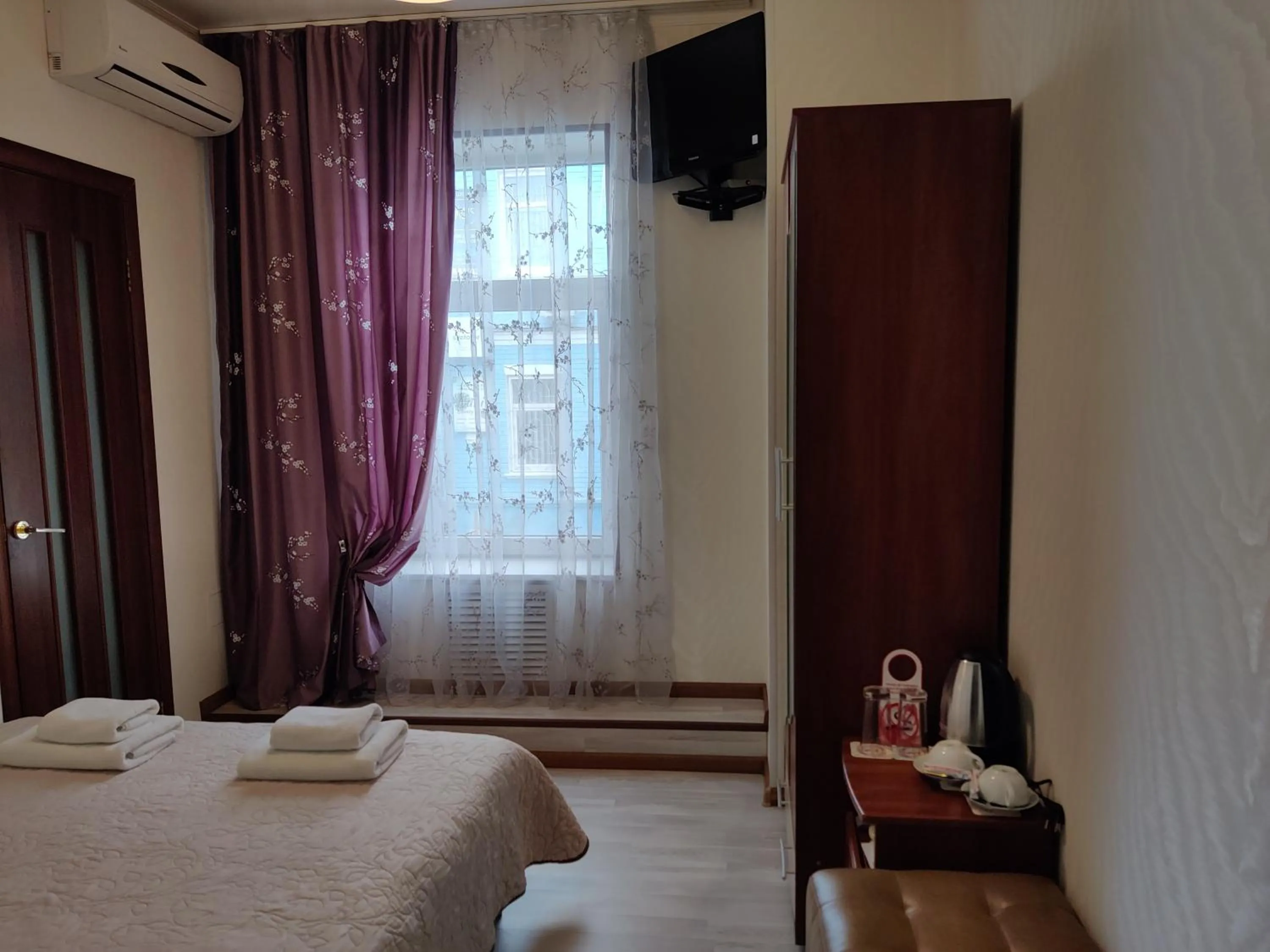 Bed in Evropeyskiy