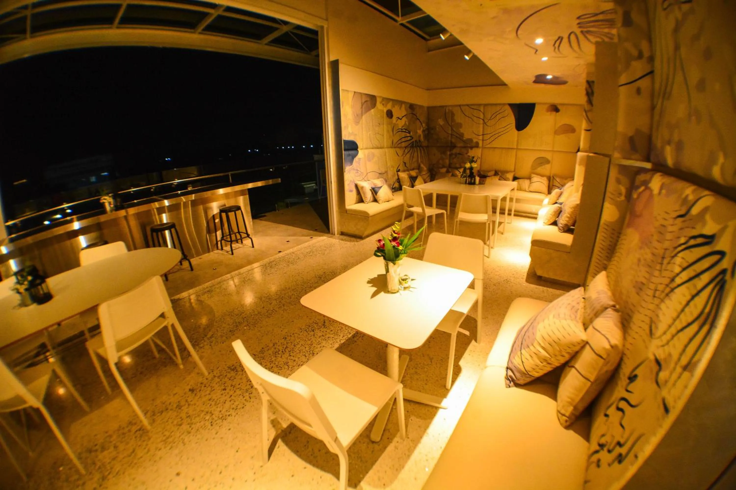 Restaurant/places to eat in Comet Hotel Surat Thani