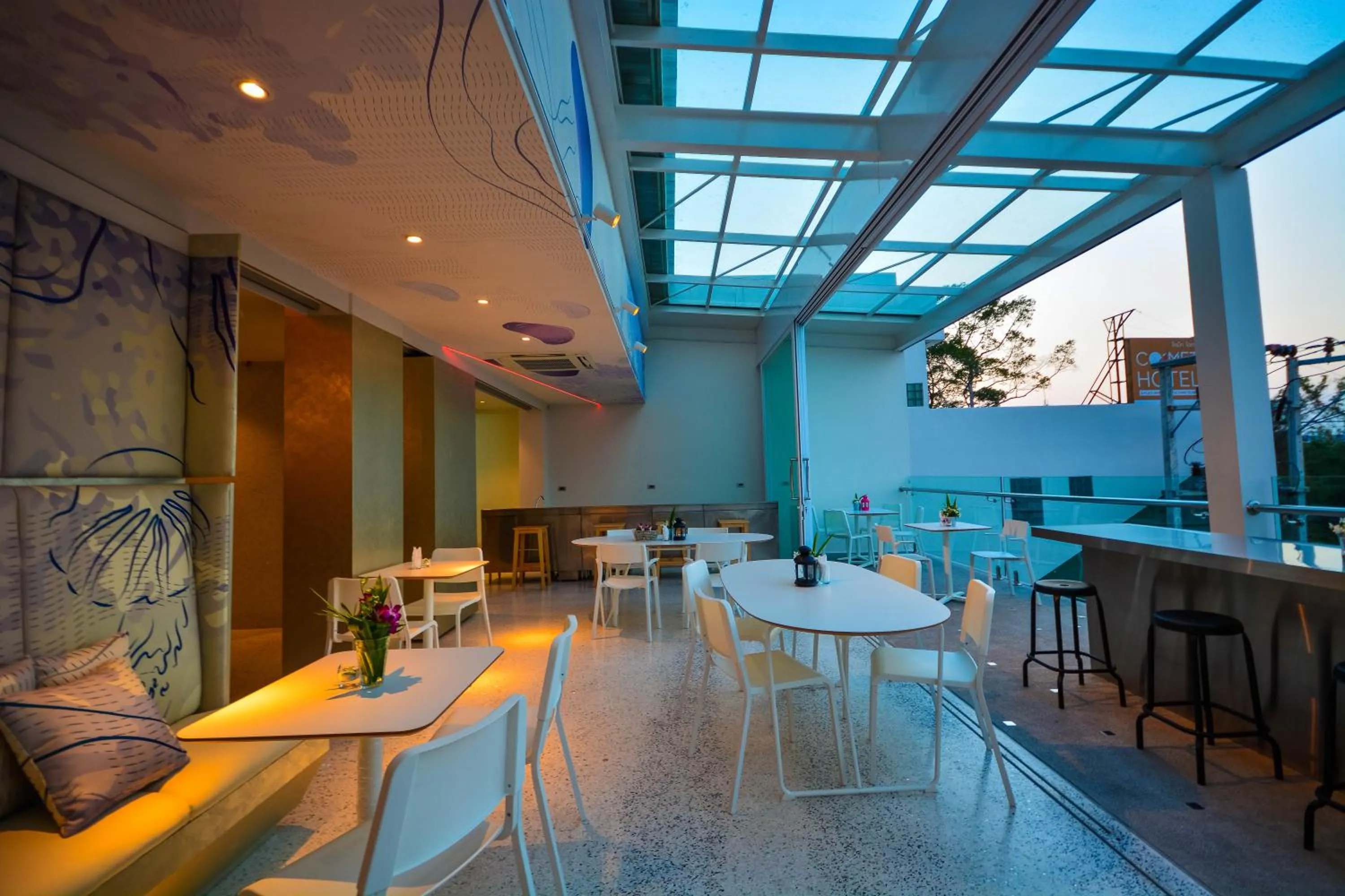 Restaurant/places to eat in Comet Hotel Surat Thani