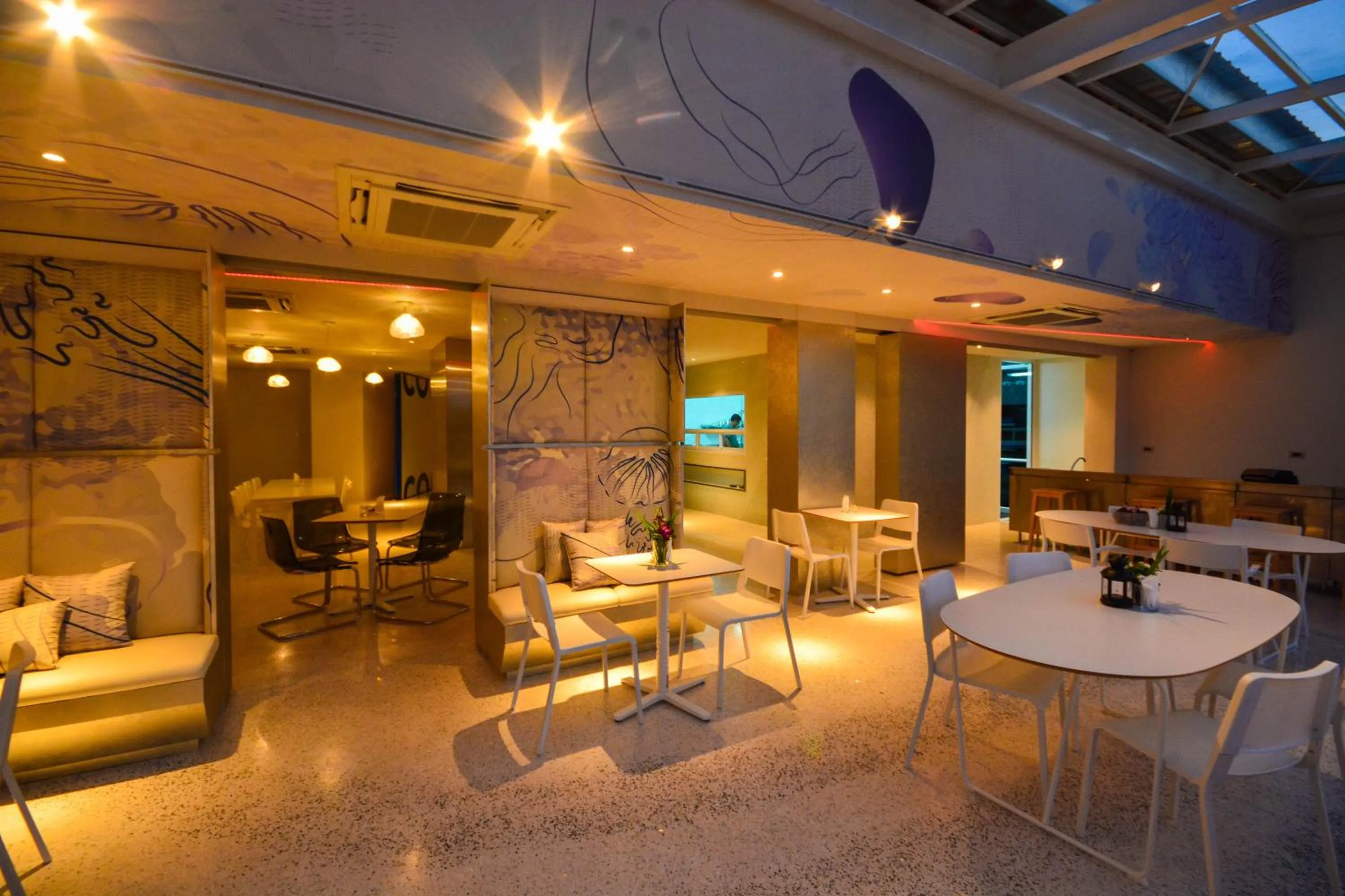 Restaurant/places to eat in Comet Hotel Surat Thani