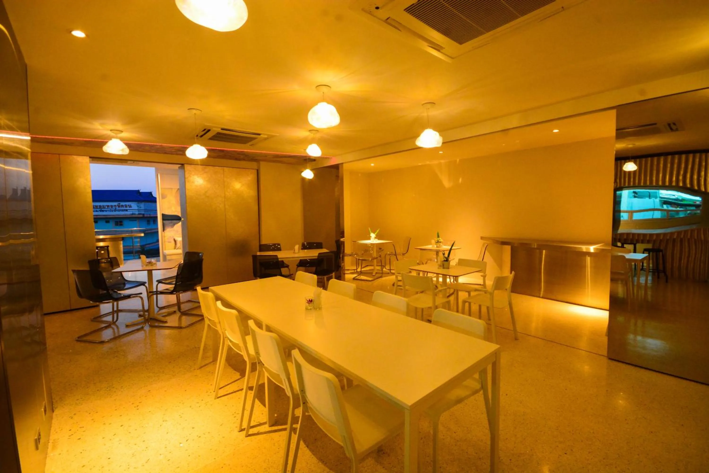 Restaurant/places to eat in Comet Hotel Surat Thani