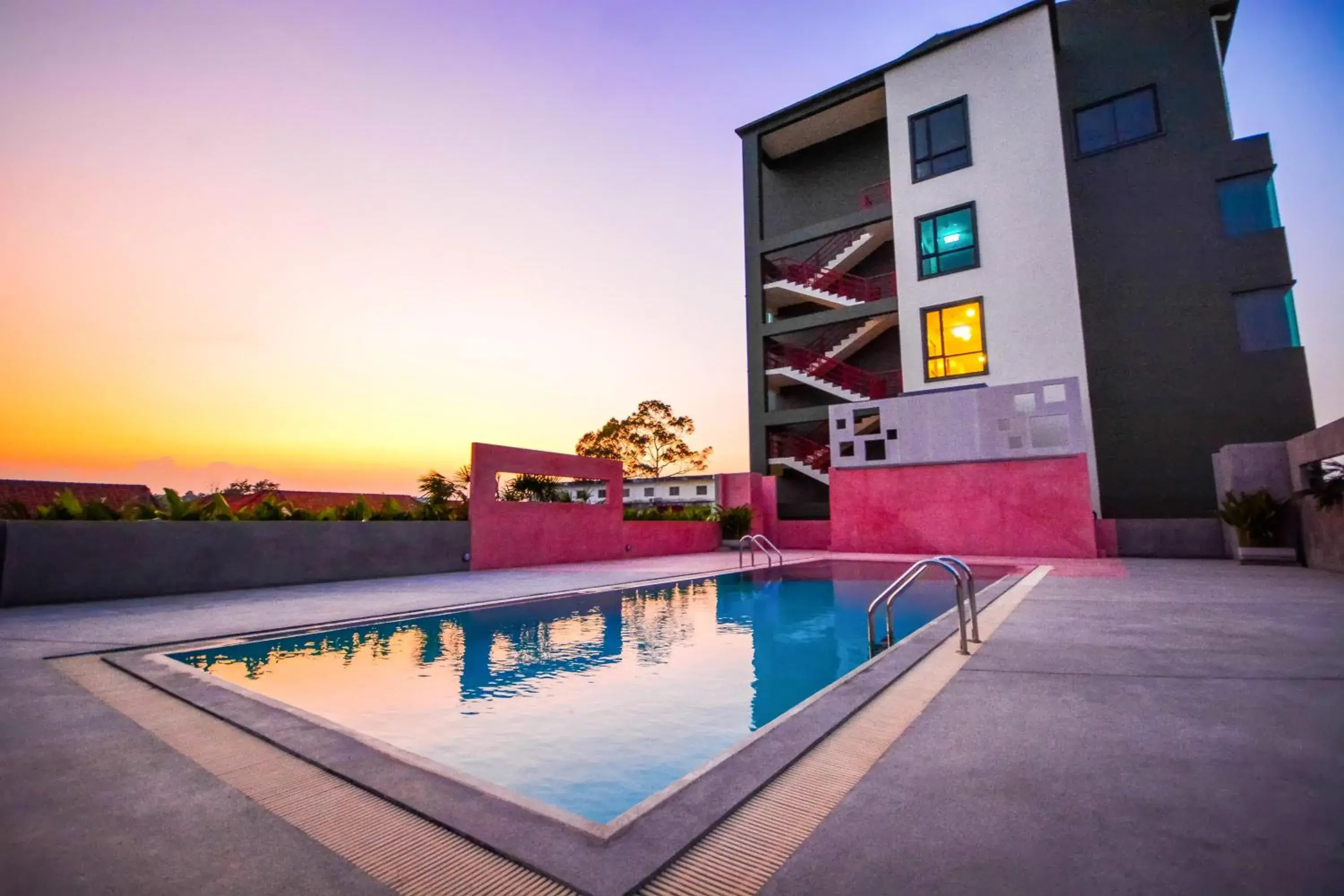 Swimming pool in Comet Hotel Surat Thani Swimming pool in Comet Hotel Surat Thani