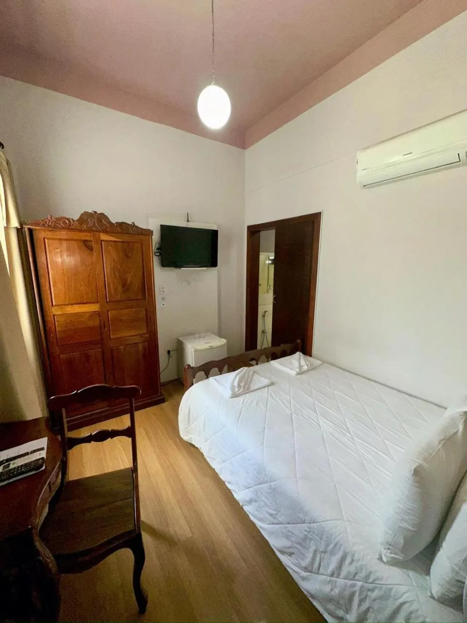 Communal lounge/ TV room, Bed in Hotel Lenheiros