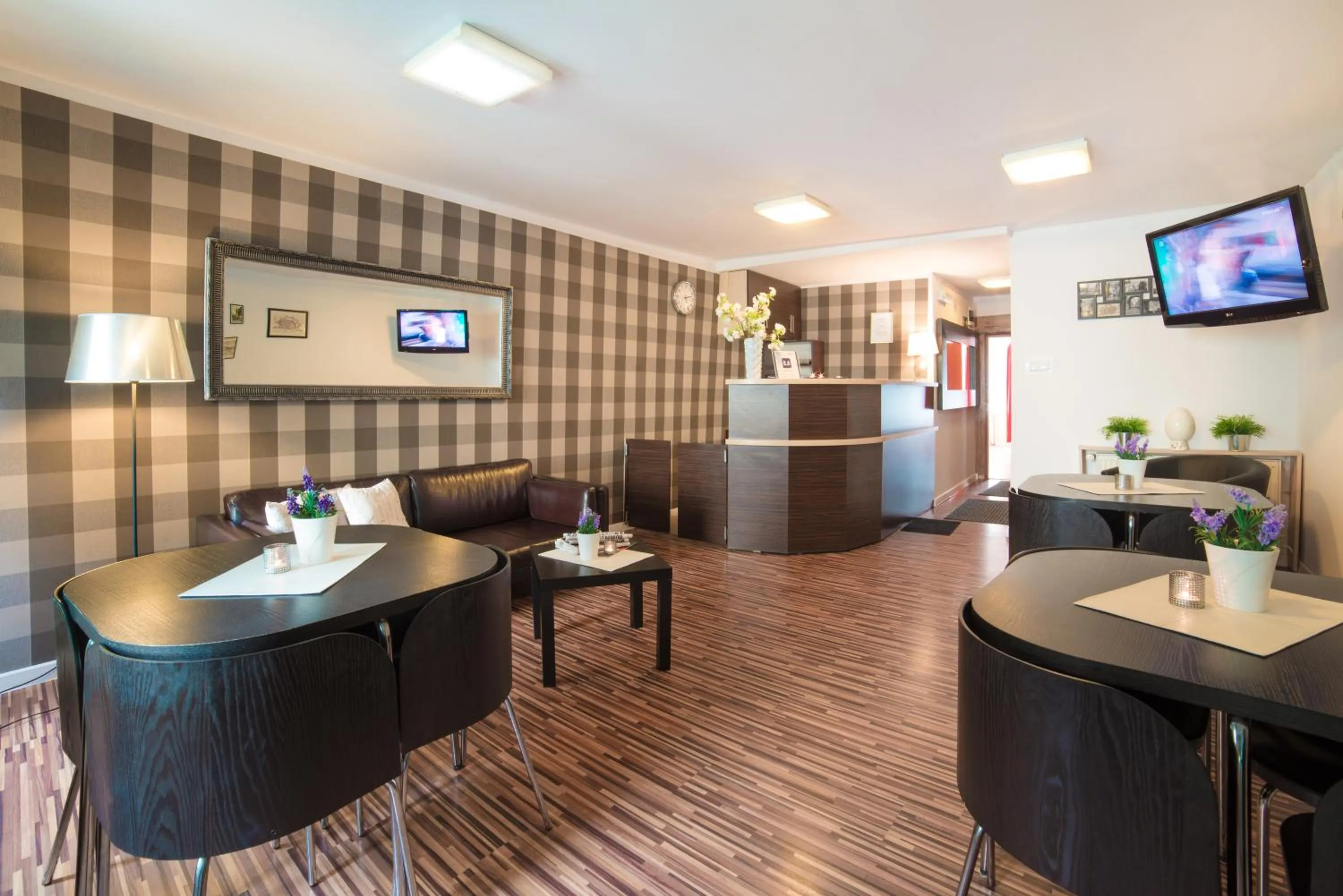 Communal lounge/ TV room in Green Hostel