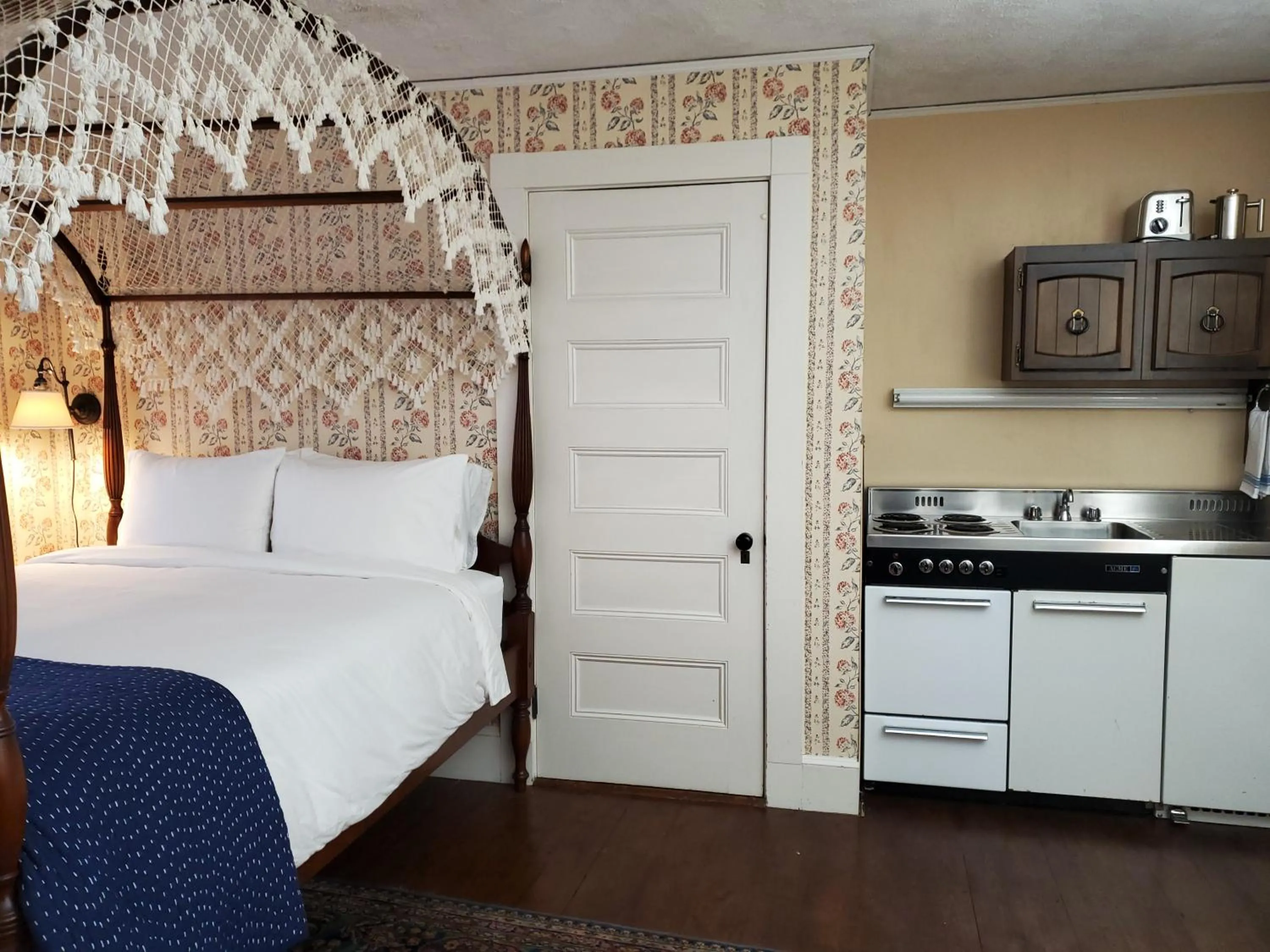 Kitchen or kitchenette, Bed in Harbourside Inn