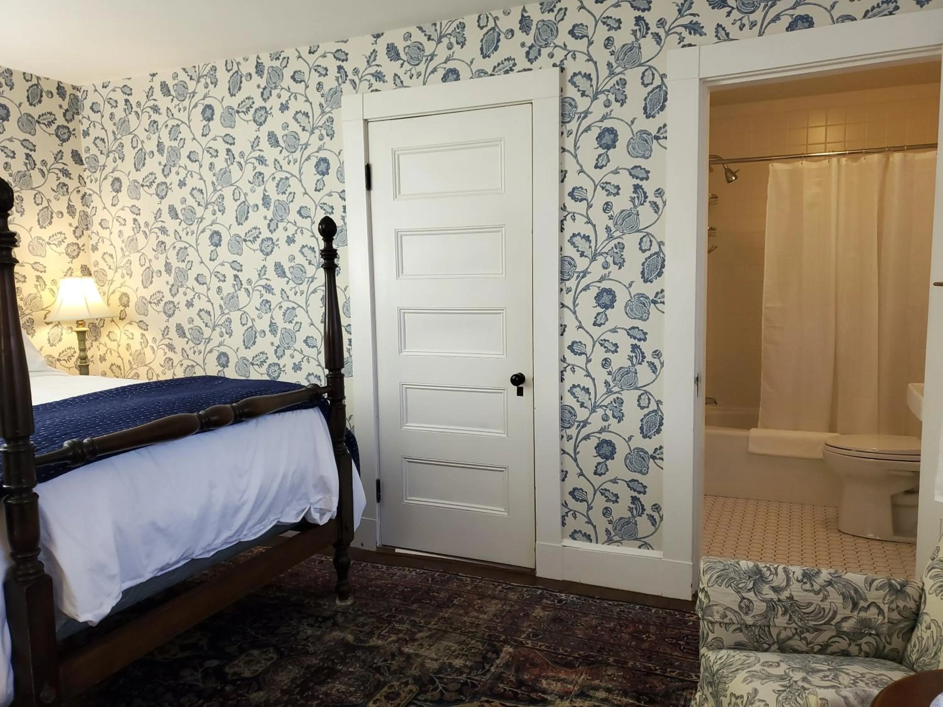 Bathroom, Bed in Harbourside Inn