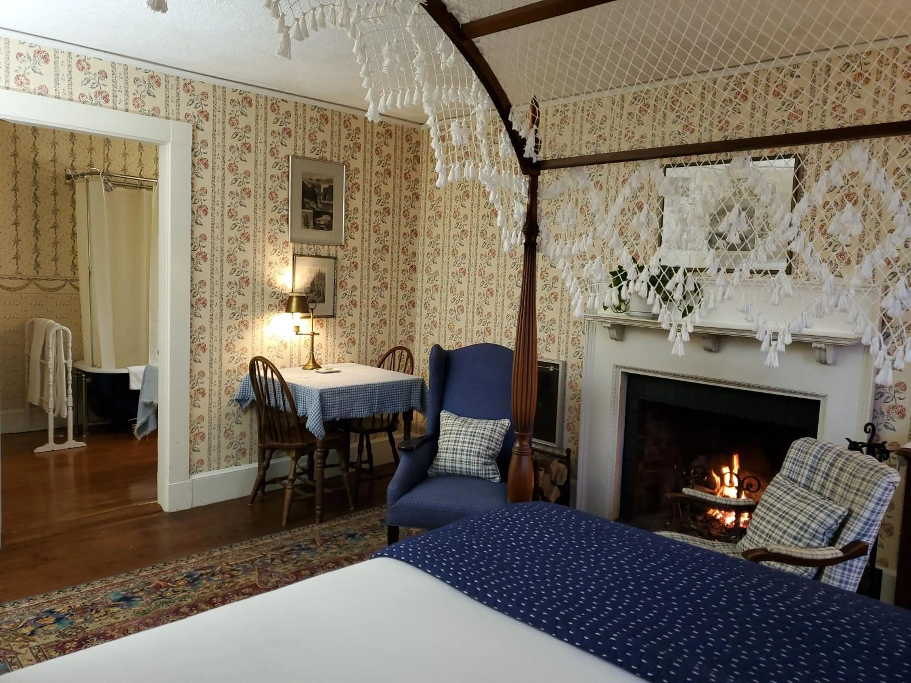 Seating area, Bed in Harbourside Inn