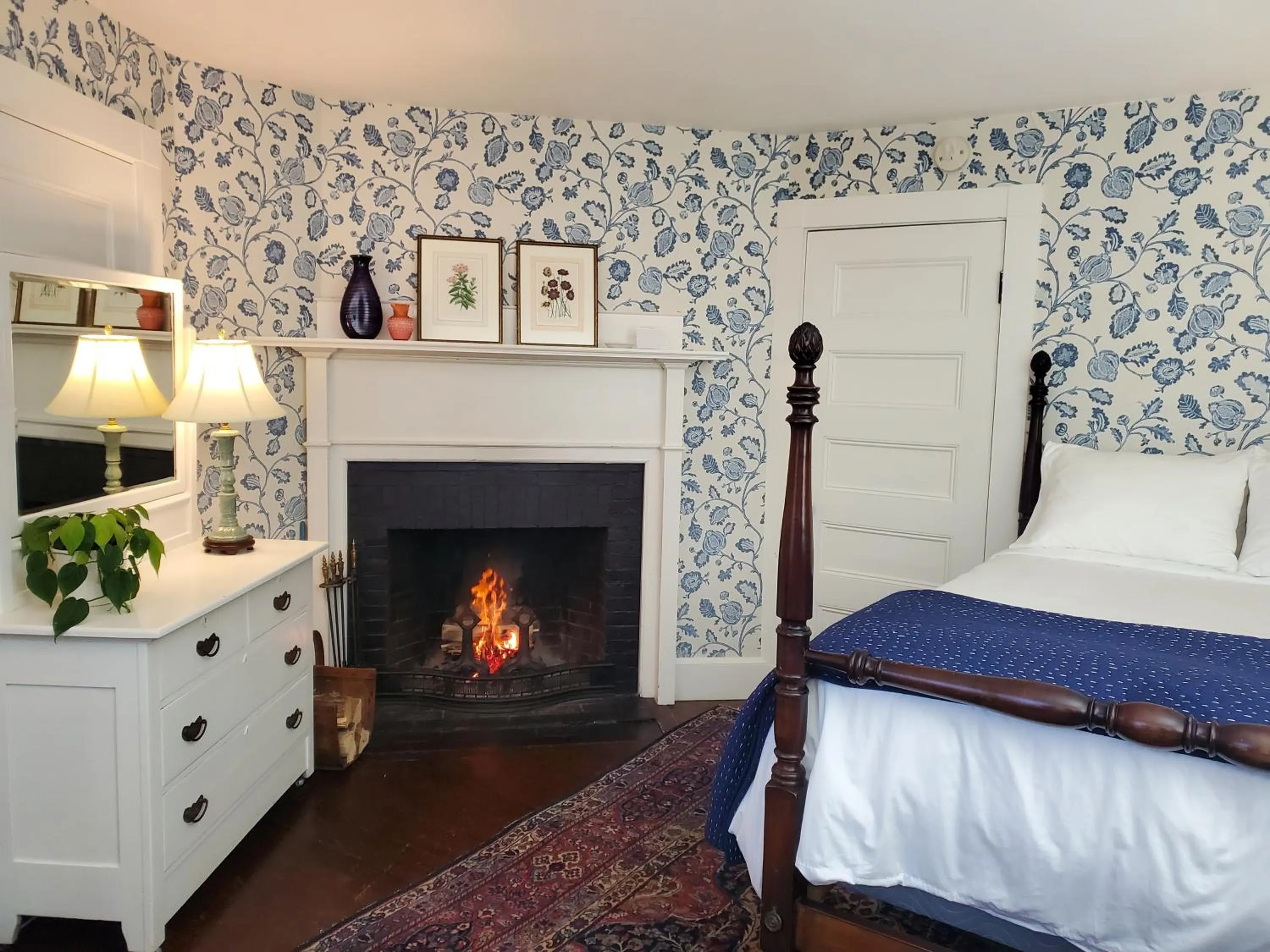 Photo of the whole room, Bed in Harbourside Inn