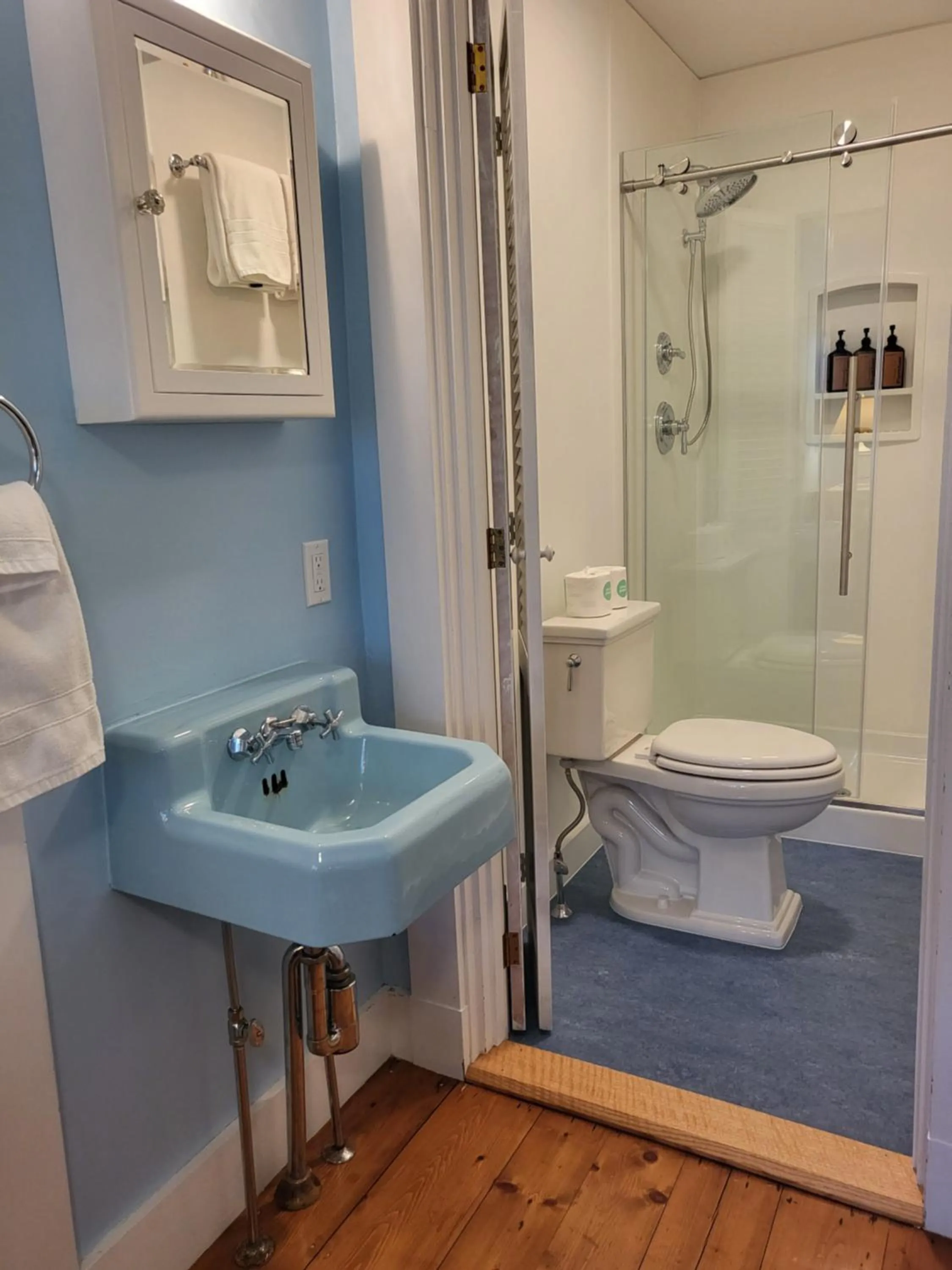 Shower in Harbourside Inn