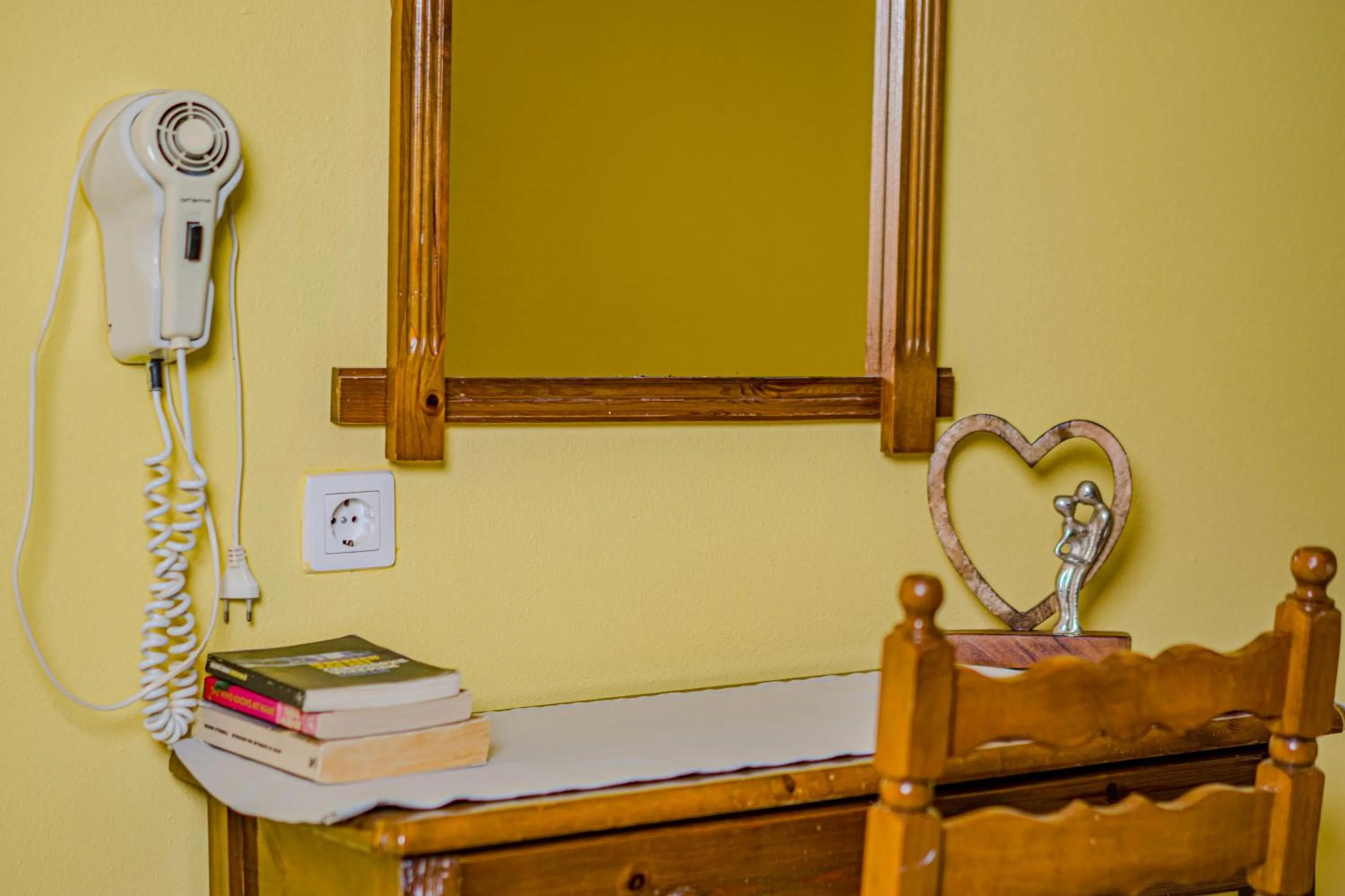 hair dresser in Symi Garden Studios