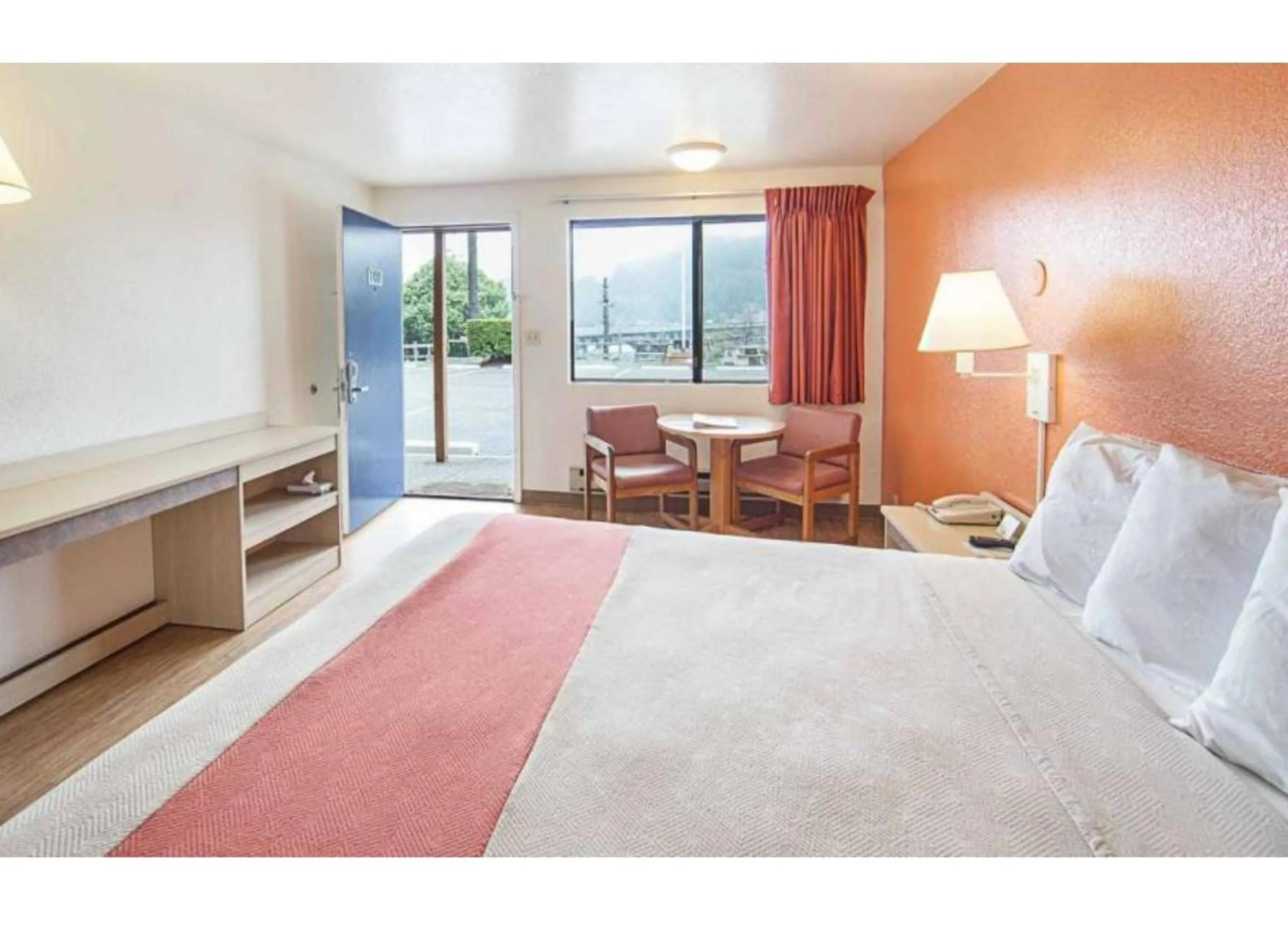 Bedroom, Bed in Motel 6 Gold Beach