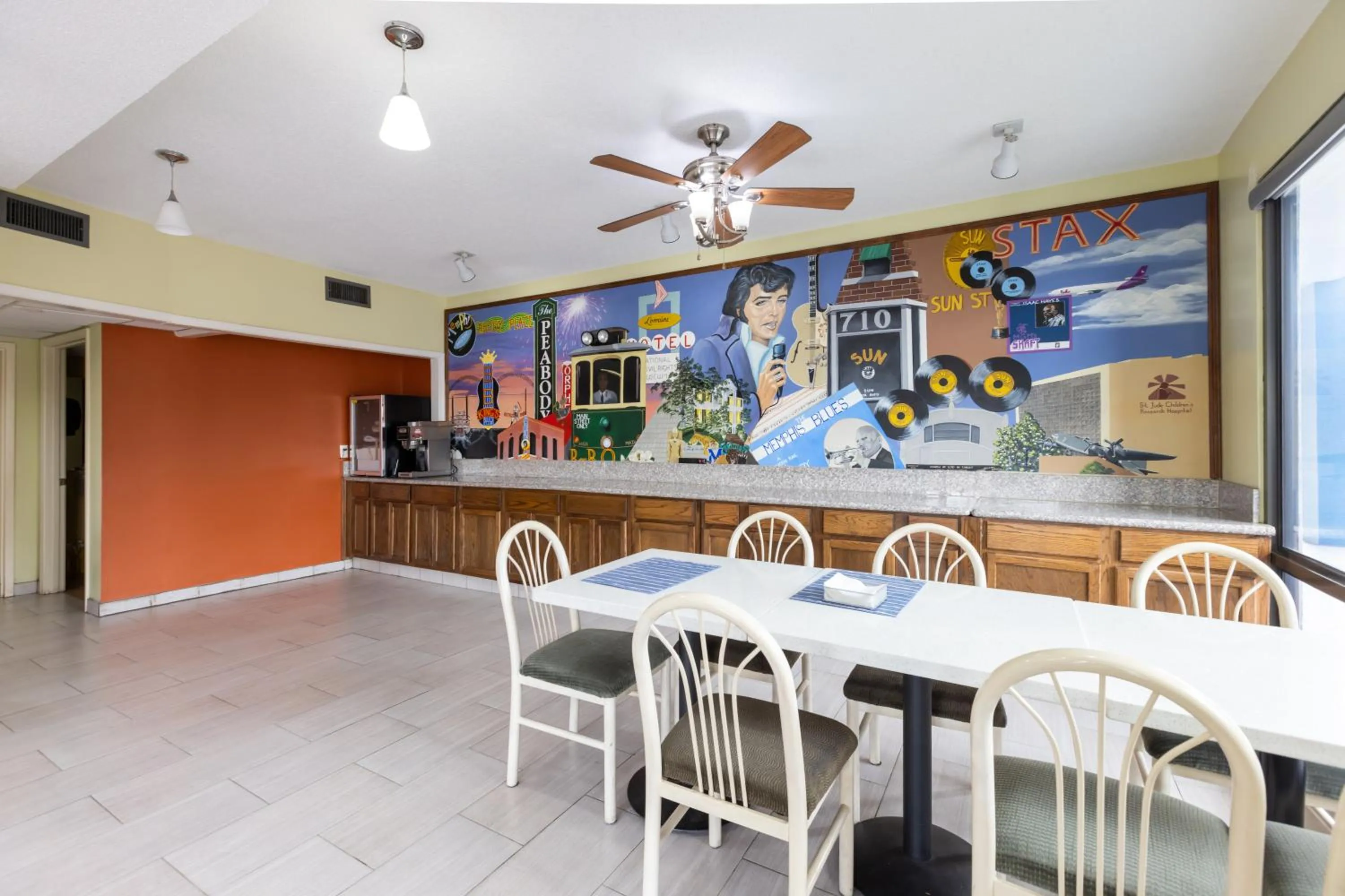 Lounge/Bar in Days Inn by Wyndham Memphis - I40 and Sycamore View