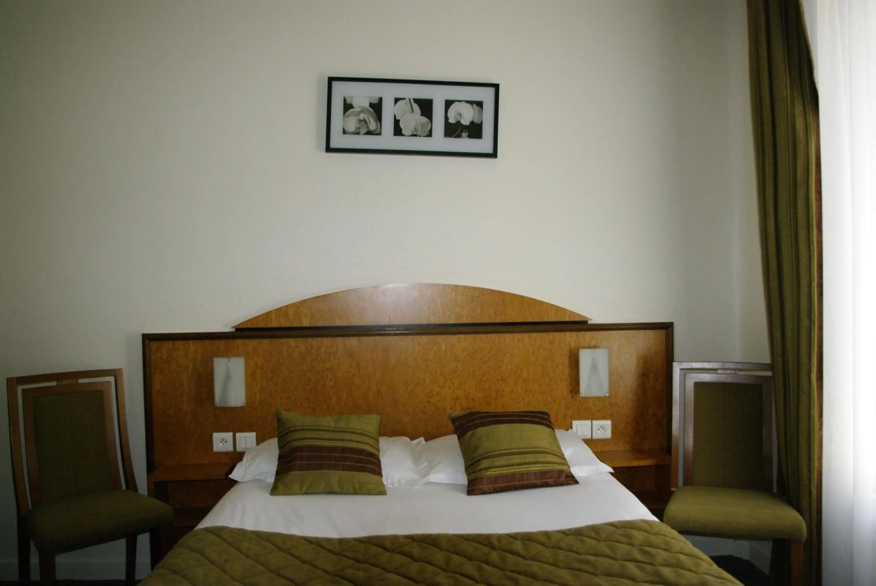 Bedroom, Bed in Hôtel Crystal Reims Centre