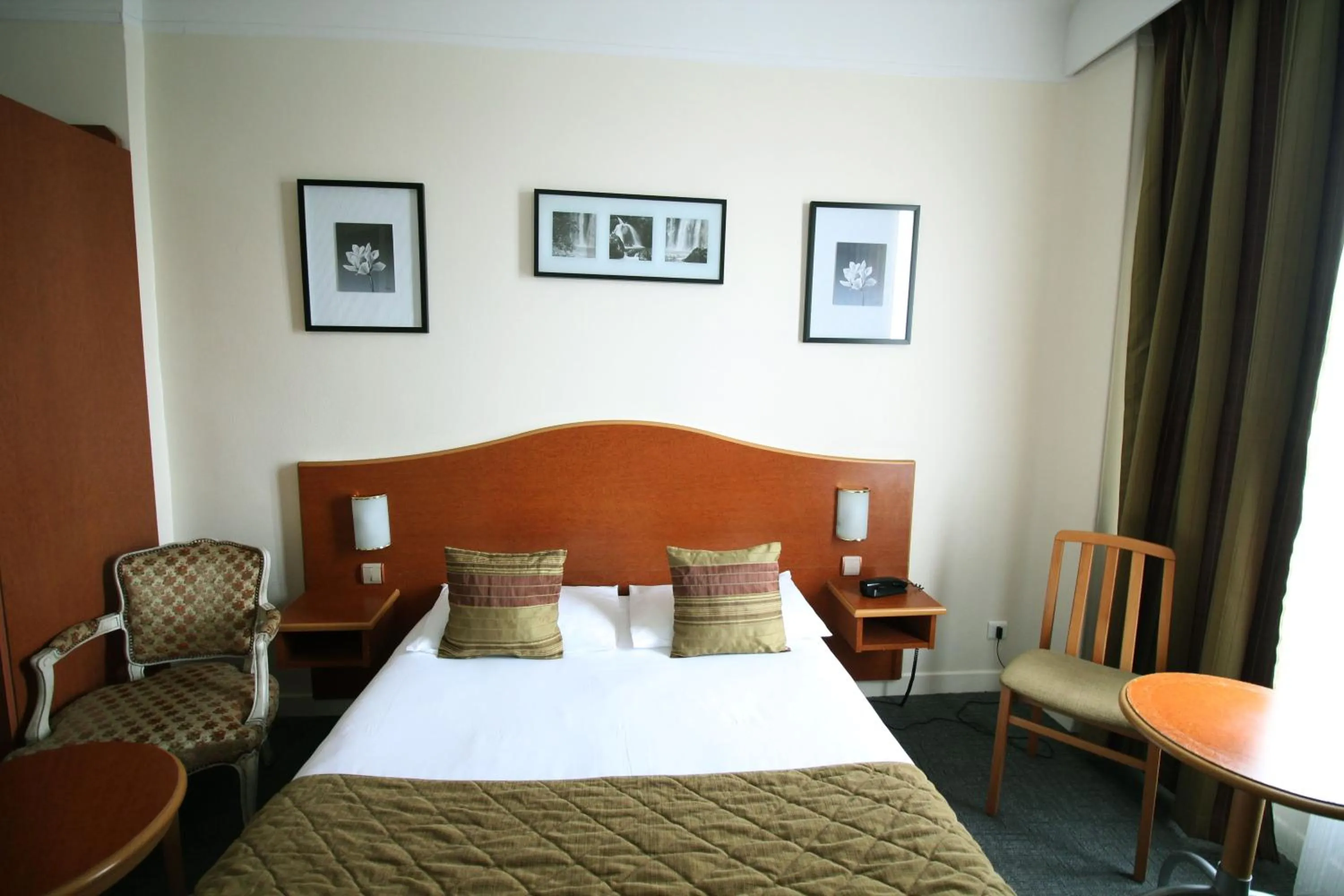 Bed in Hôtel Crystal Reims Centre